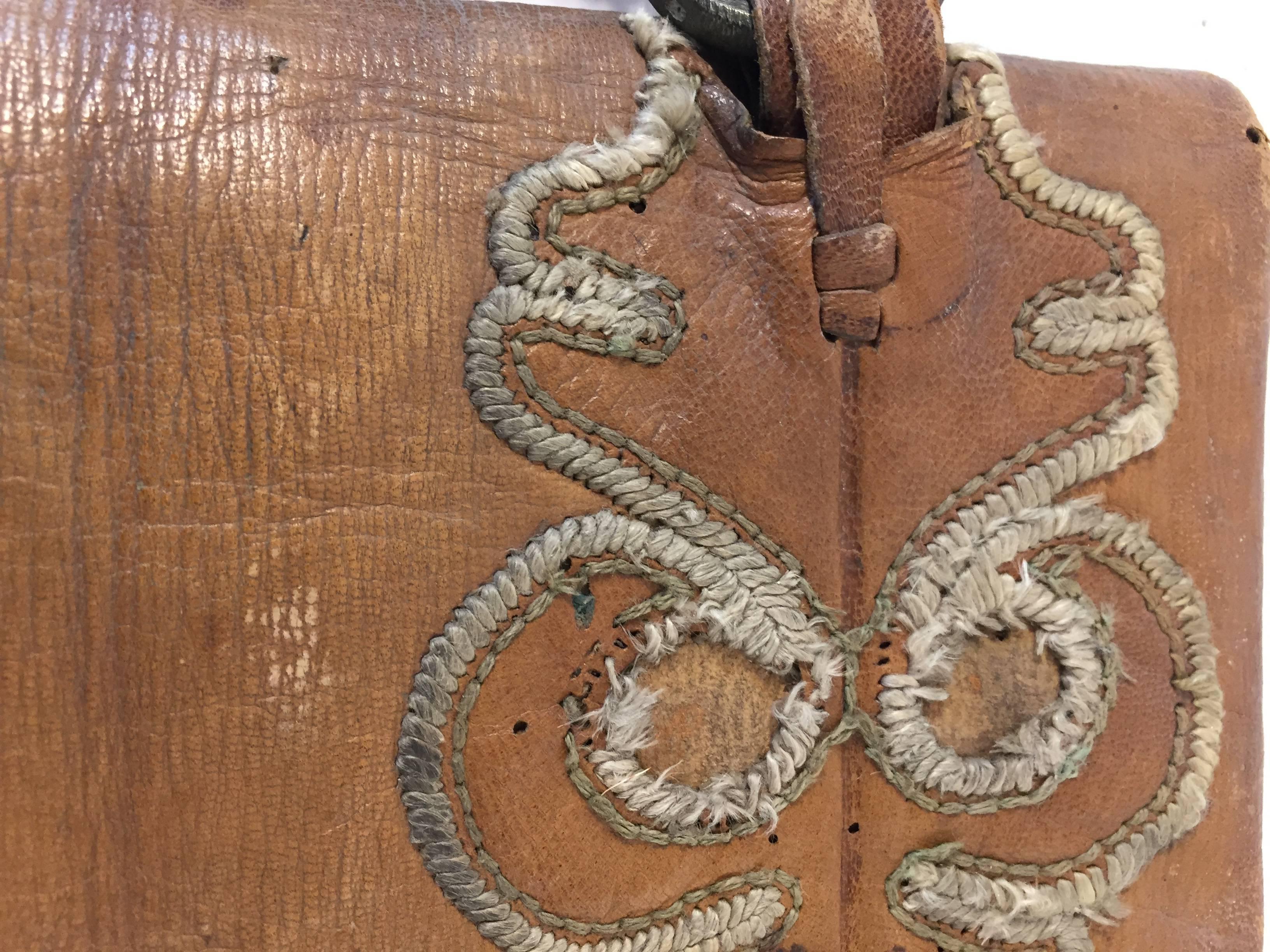 Handgefertigte Umhängetasche aus afrikanischem Leder mit marokkanischen Motiven im Angebot 1