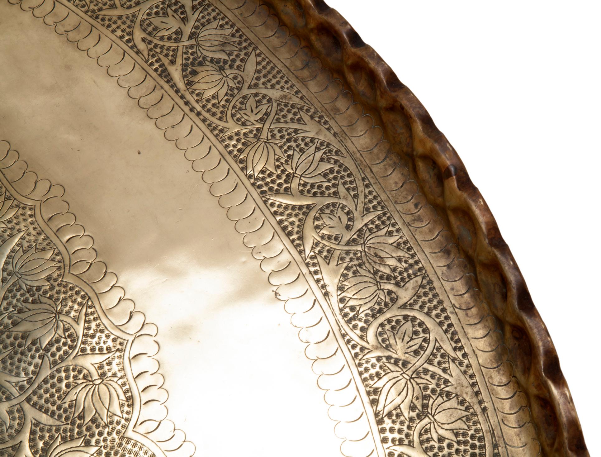 Handgearbeitetes marokkanisches geätztes großes ovales Tablett aus Messing (Stammeskunst) im Angebot