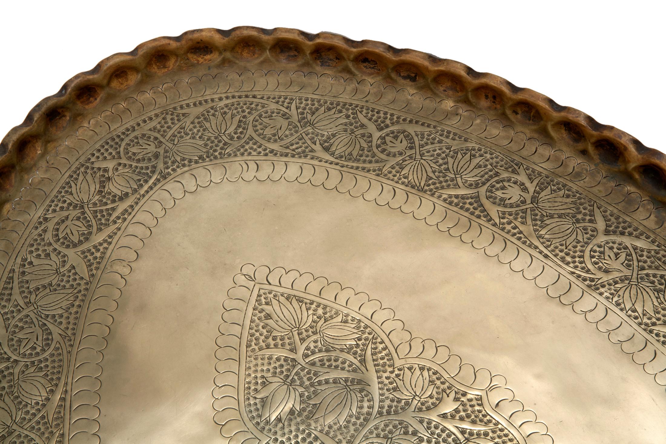 Handgearbeitetes marokkanisches geätztes großes ovales Tablett aus Messing (Marokkanisch) im Angebot