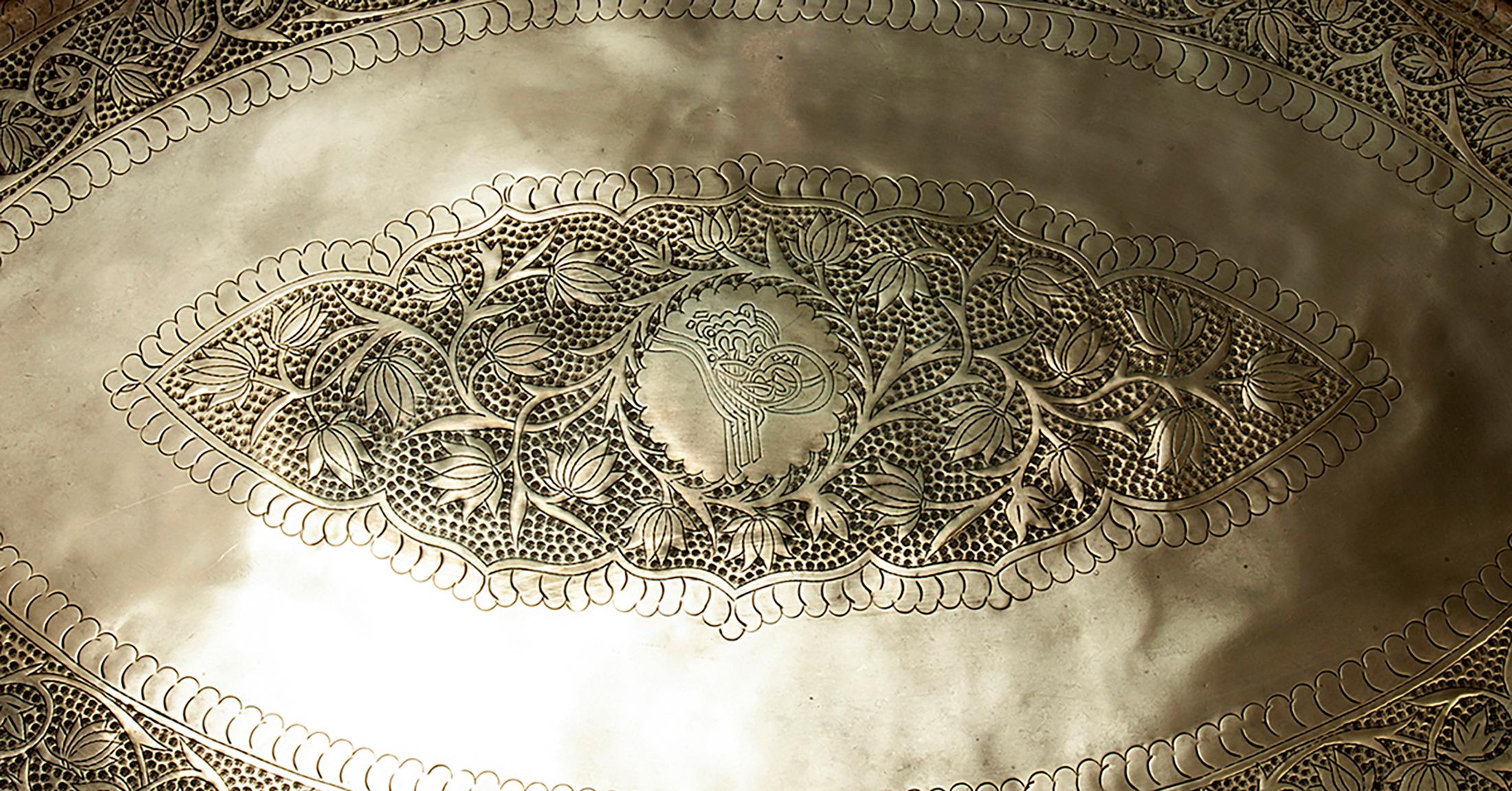 Handgearbeitetes marokkanisches geätztes großes ovales Tablett aus Messing im Zustand „Gut“ im Angebot in Malibu, CA