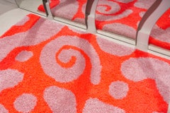 Tappeto d'accento rosso caldo e rosa acceso, trapuntato a mano