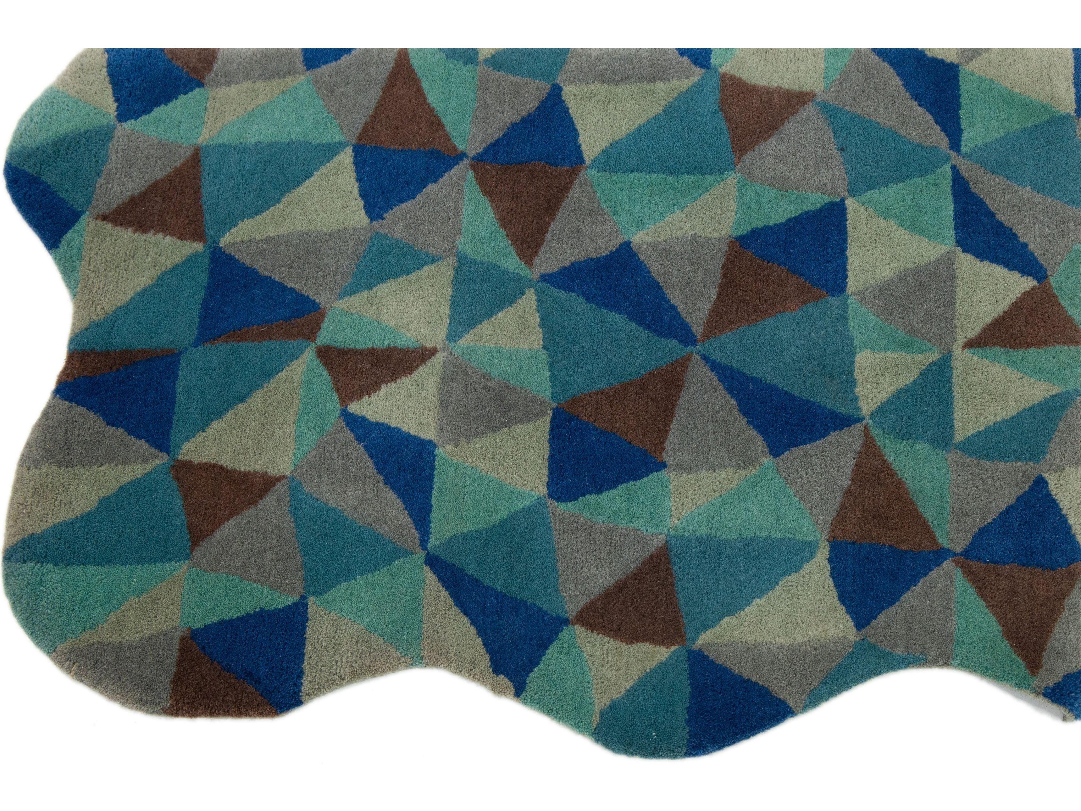 Laura Gottwald für Apadana Collection'S

Mosaico ist ein kaleidoskopisches, sich wiederholendes Muster aus freihändig gefertigten Dreiecken, das an die amerikanische Volkskunst der 1920er Jahre erinnert (auch bekannt als 