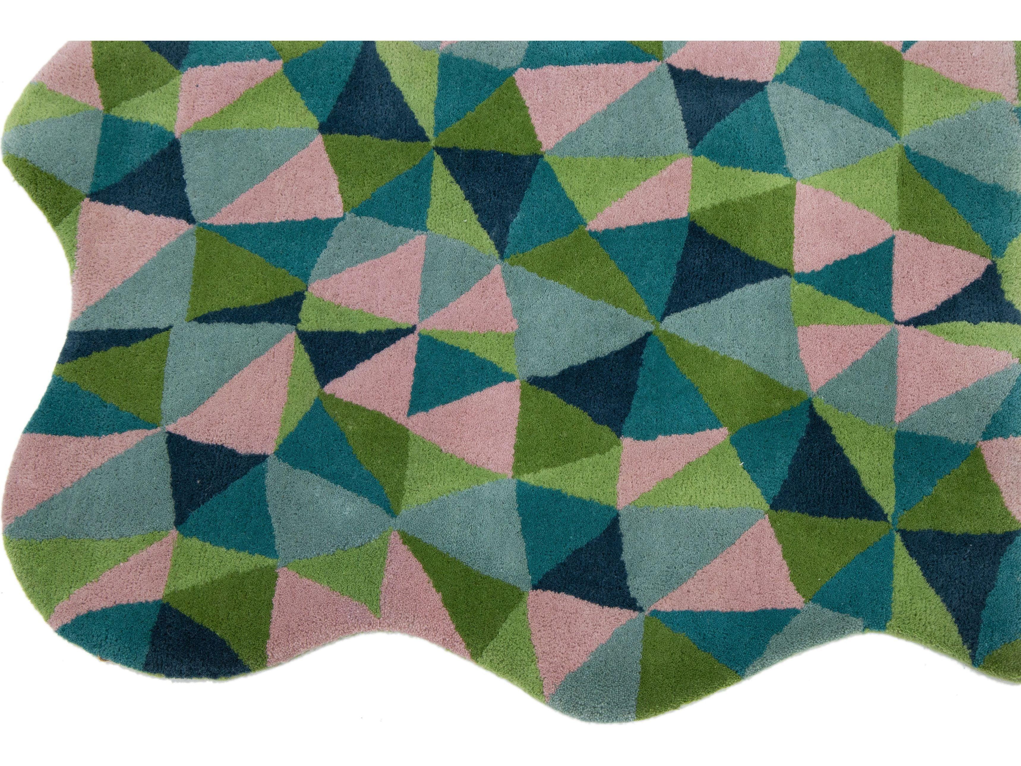 Laura Gottwald für Apadana Collection'S

Mosaico ist ein kaleidoskopisches, sich wiederholendes Muster aus freihändig gefertigten Dreiecken, das an die amerikanische Volkskunst der 1920er Jahre erinnert (auch bekannt als 