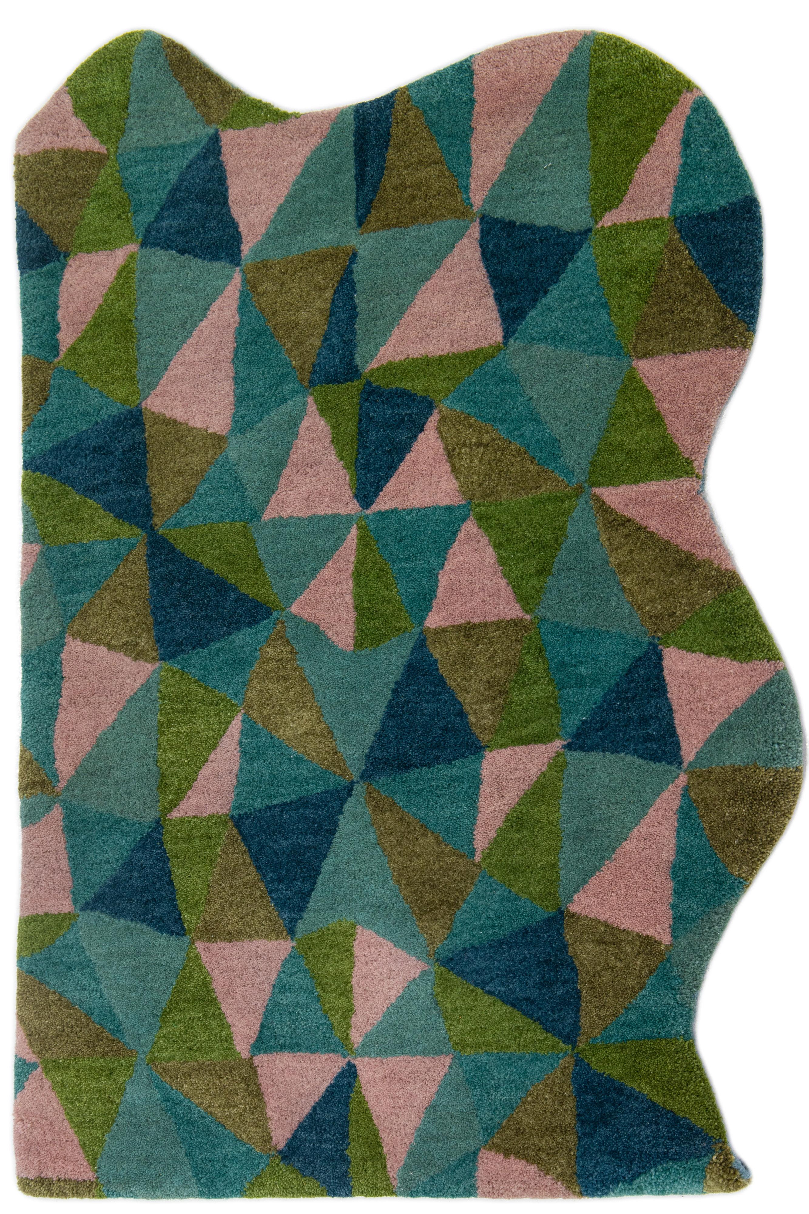 Handgetufteter moderner, maßgefertigter Wollteppich mit Mosaico-Muster von Apadana (Indisch) im Angebot