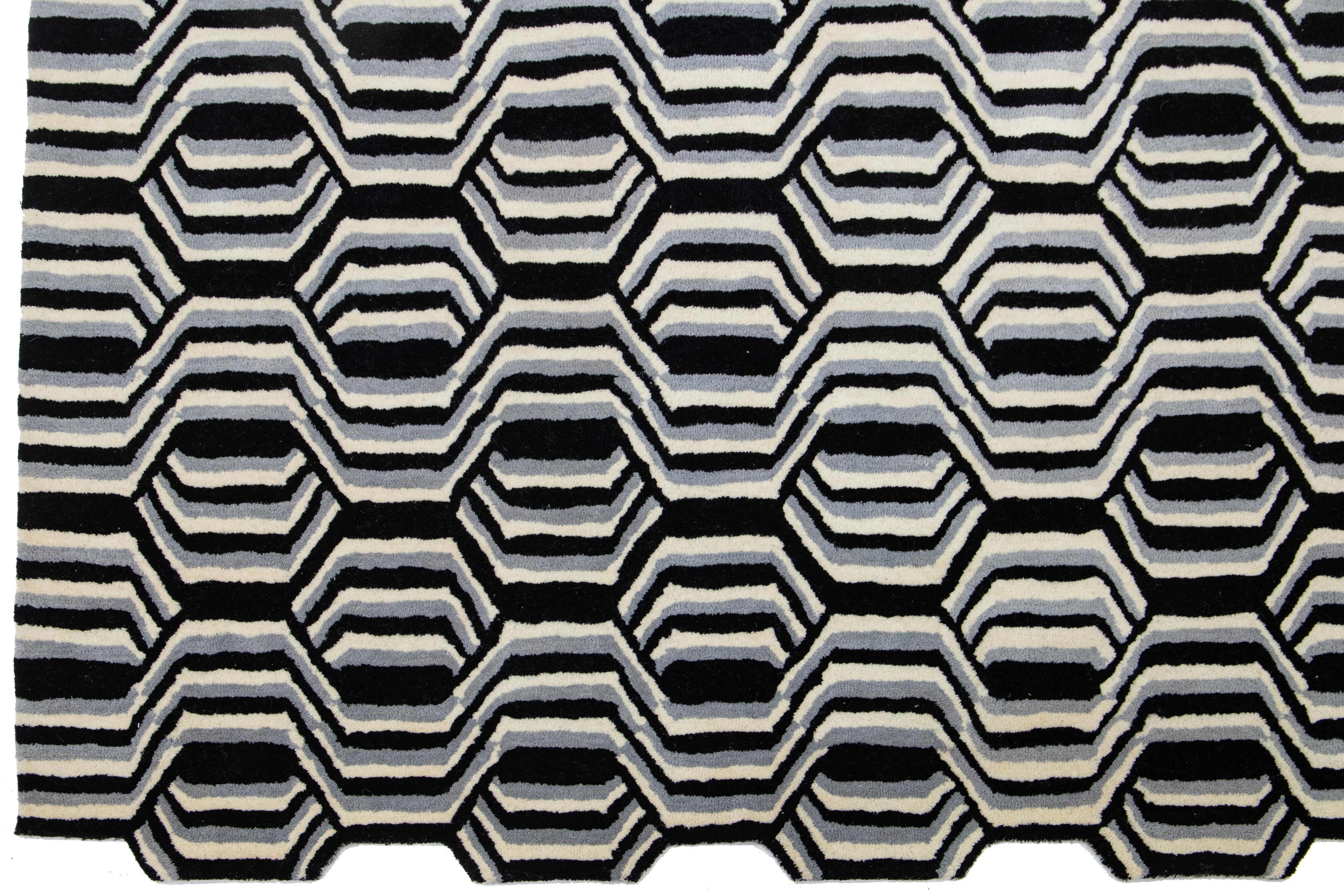 Handgetufteter moderner Wollteppich mit klarem grafischem Muster von Apadana im Freestyle-Stil (Handgeknüpft) im Angebot