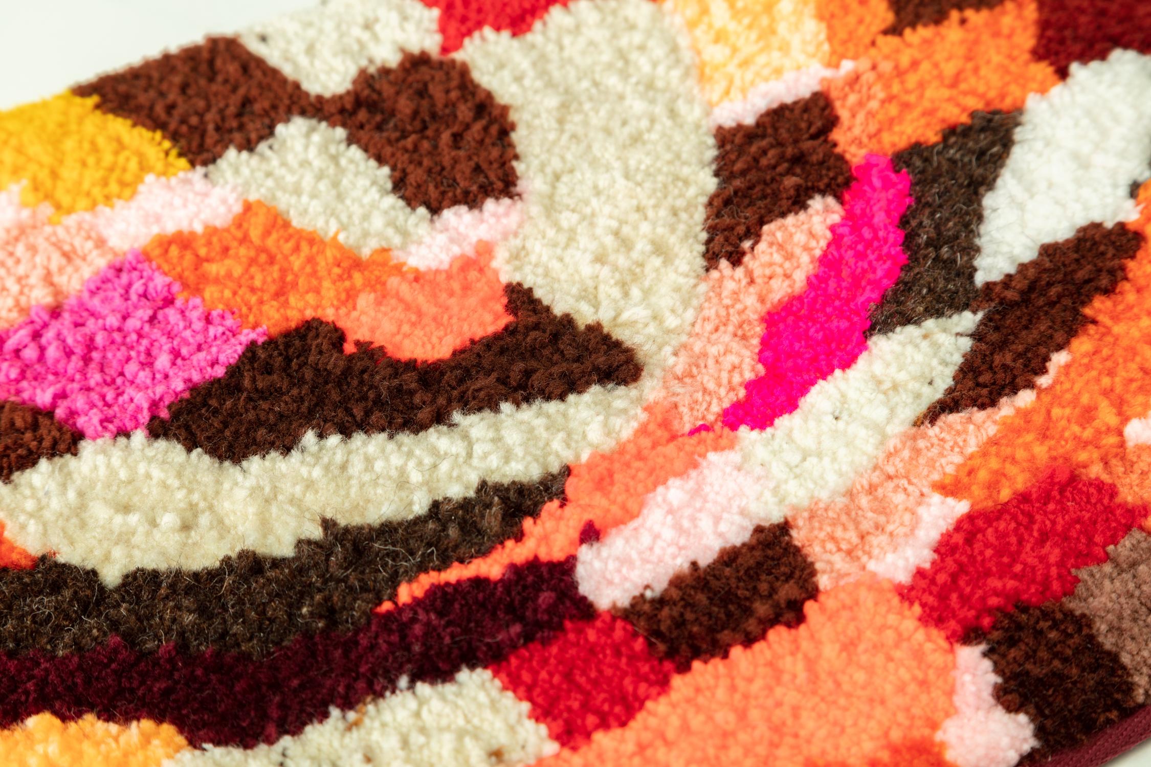 Handgetufteter Shag-Teppich von Madeline Tavernier.

2022

Materialien: Acryl- und Wollgarne.

Abmessungen: 41