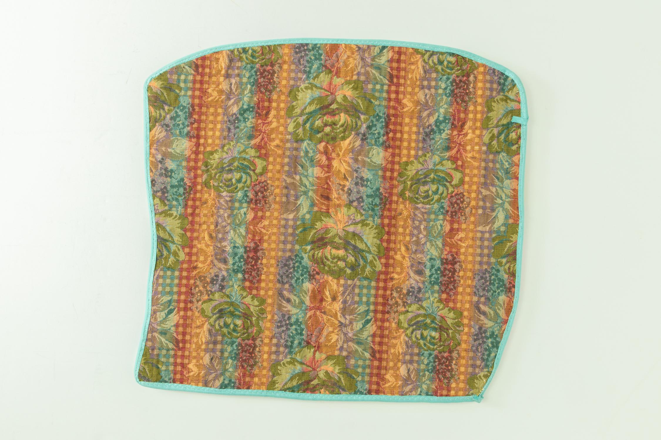 Hand Tufted Shag rug By Madeline Tavernier

2022

Materials: acrylic & wool yarns

Dimensions: 24
