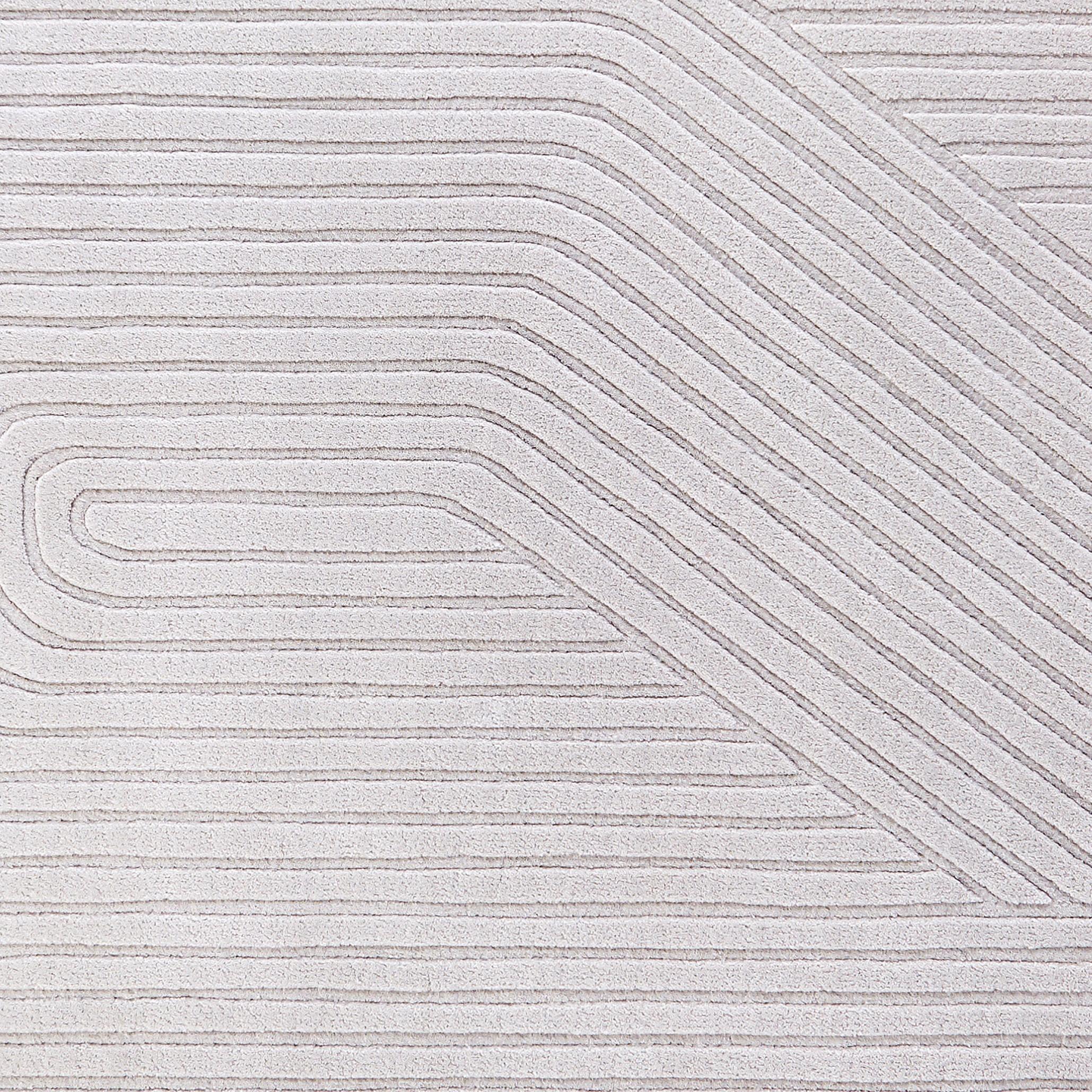 Tapis gris irrégulier tufté à la main par Hatsu.
Dimensions : D 179 x L 94 cm 
MATERIAL : laine

Hatsu est un studio de design basé à Mumbai qui crée des éclairages modernes, uniques et immédiatement reconnaissables. Nous avons commencé avec