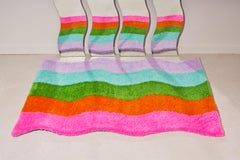 Handgetufteter, gestreifter Regenbogenteppich mit Wellenmuster