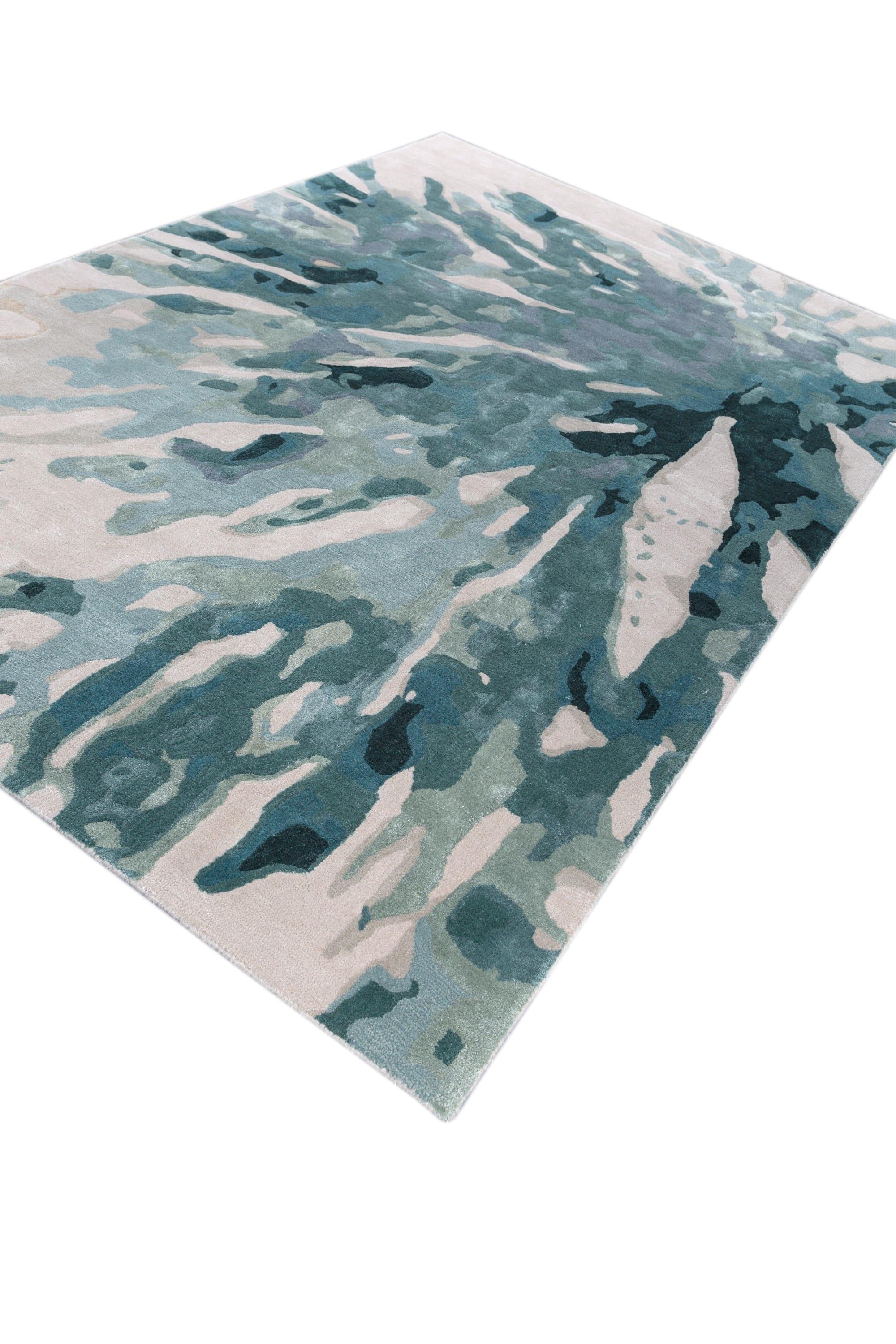 Esta alfombra de 6 x 9 de lana y viscosa tejida a mano de Jaipur Rugs presenta una fascinante mezcla de azul pavo real y blanco, que evoca una sensación de tranquilidad y sofisticación. El diseño floral artístico añade una textura dinámica,