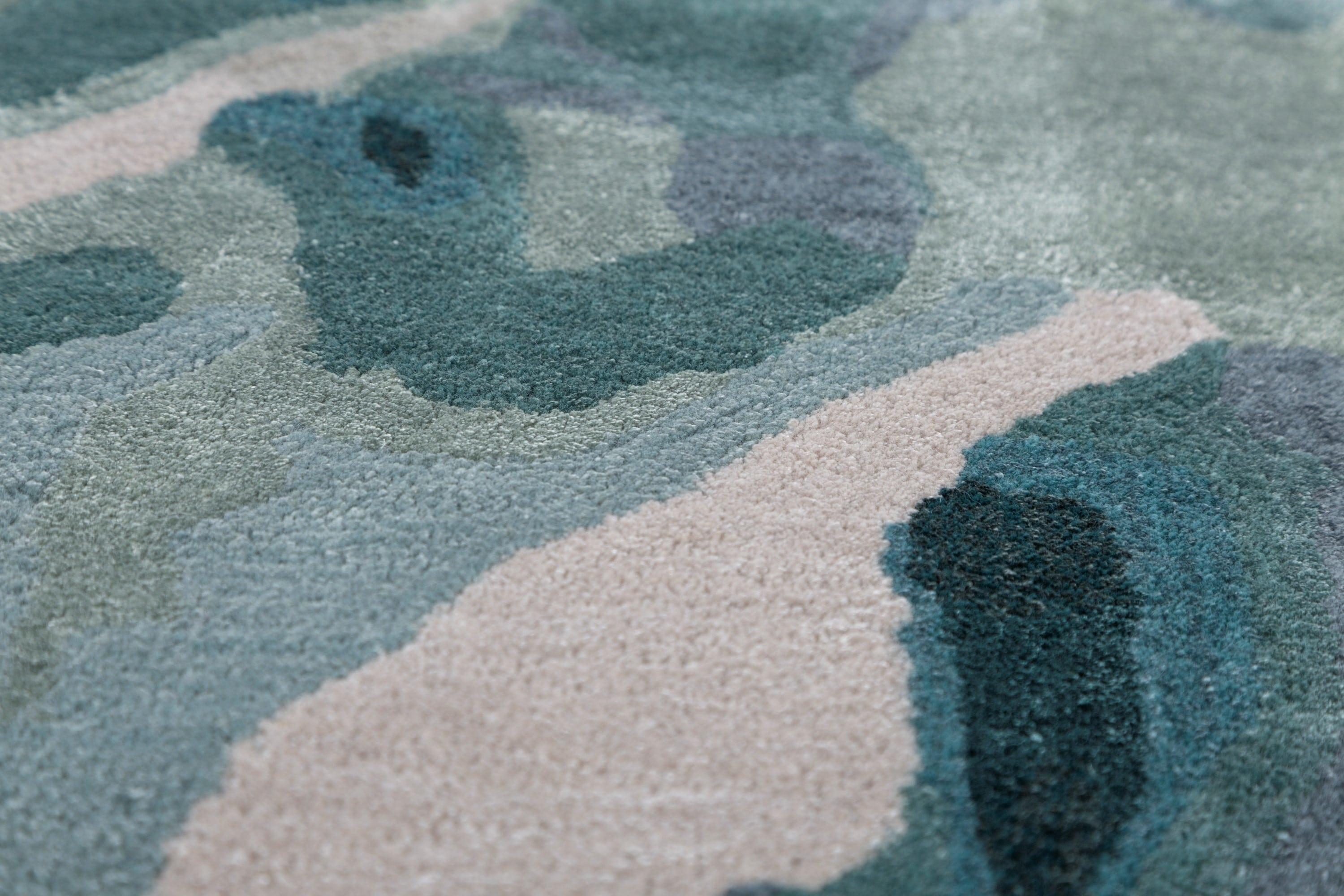 Alfombra de lana y viscosa tejida a mano en azul y blanco, diseño floral artístico Indio en venta