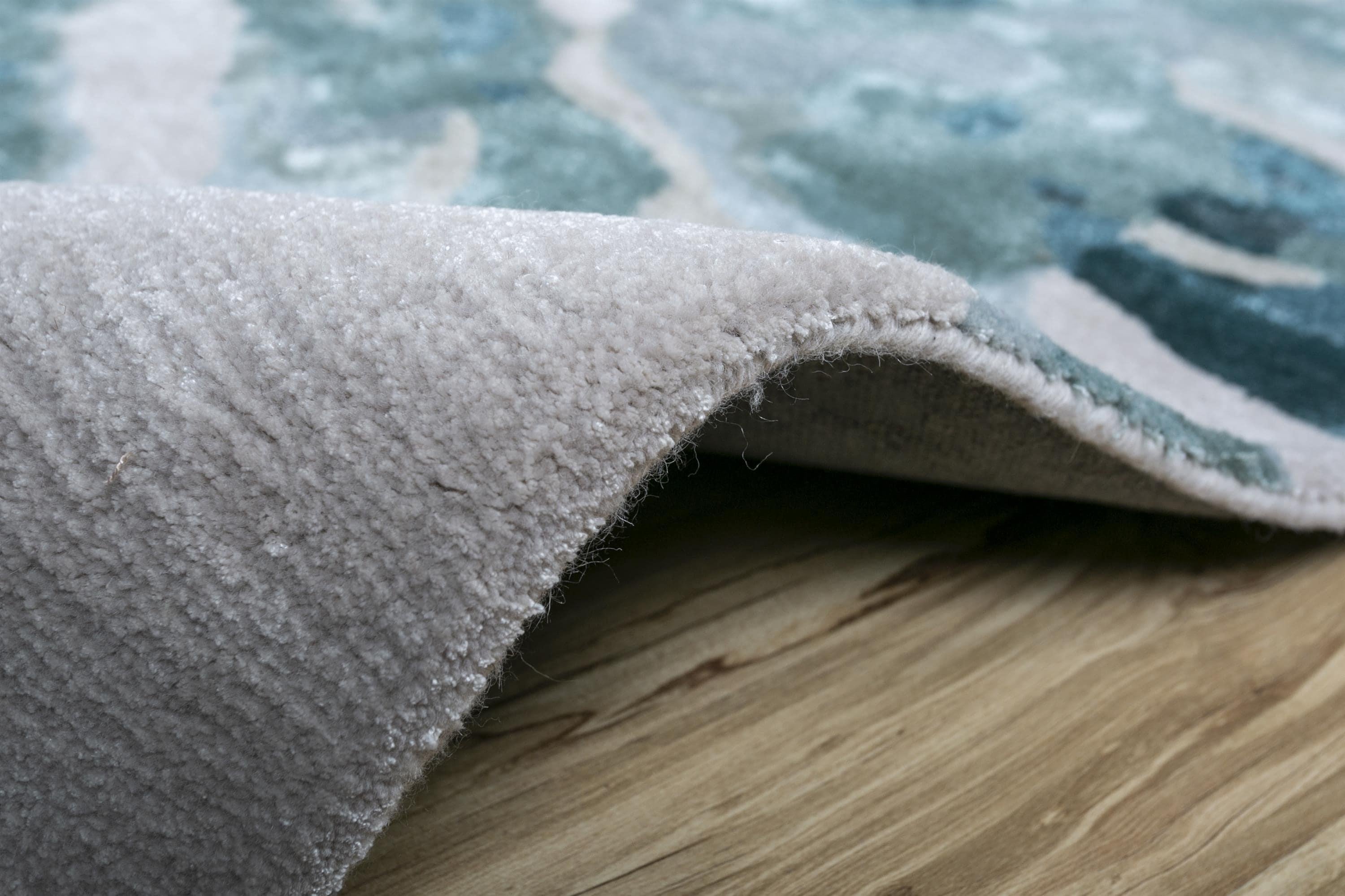 Alfombra de lana y viscosa tejida a mano en azul y blanco, diseño floral artístico Tejido a mano en venta