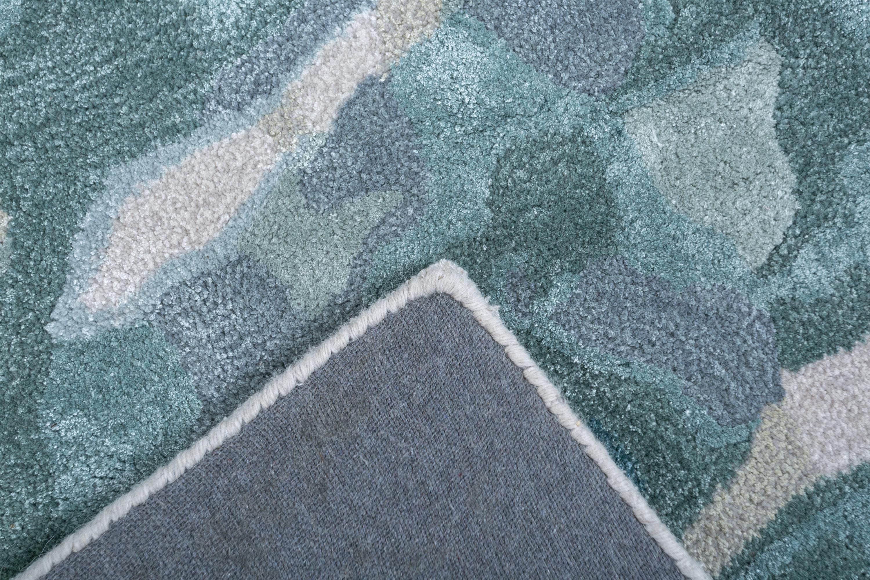 Alfombra de lana y viscosa tejida a mano en azul y blanco, diseño floral artístico en Nuevo estado para la venta en Milano, IT