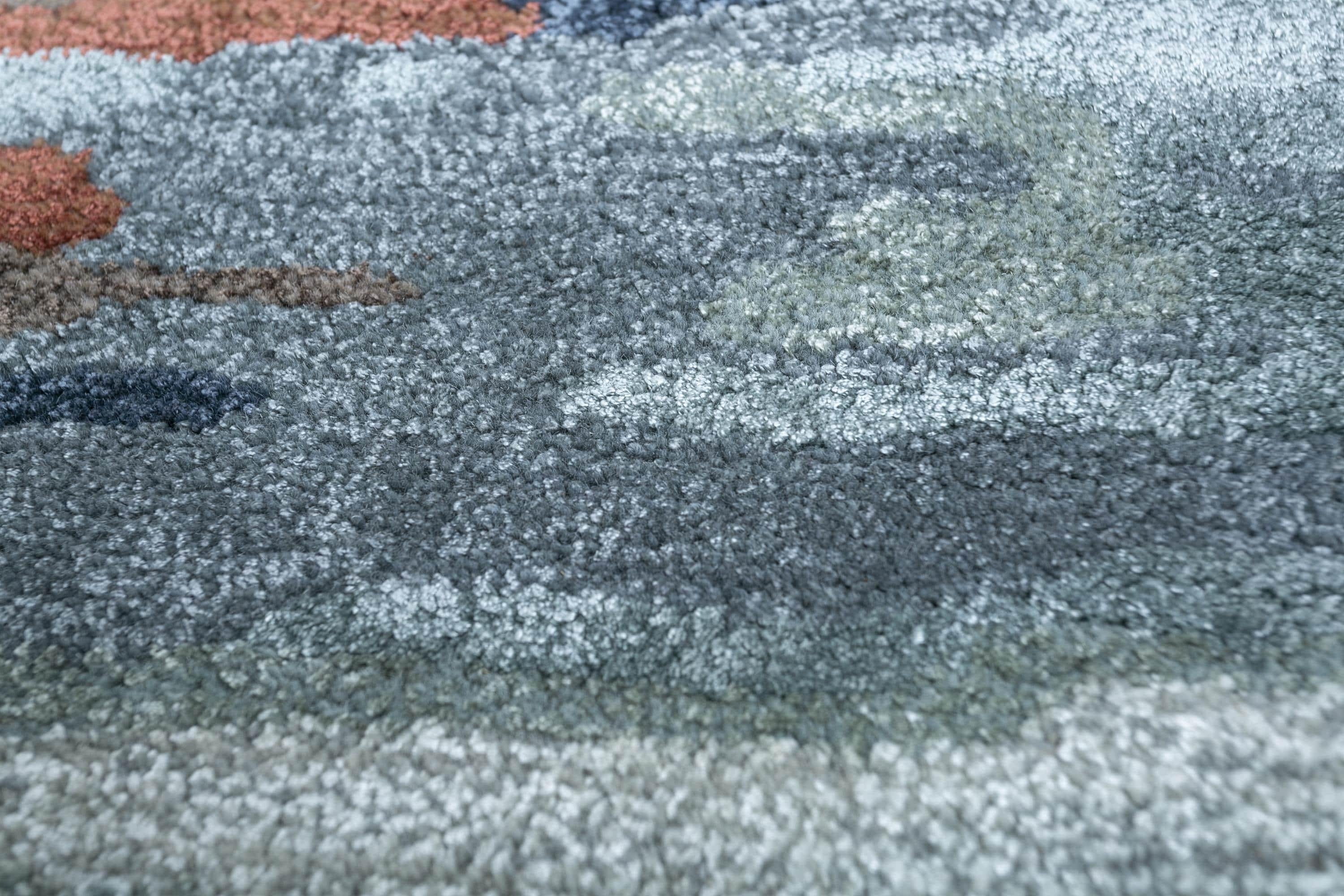 Handgetufteter Teppich aus Wolle und Viskose in Silber, Blau und Rosatönen, abstraktes Design (Indisch) im Angebot