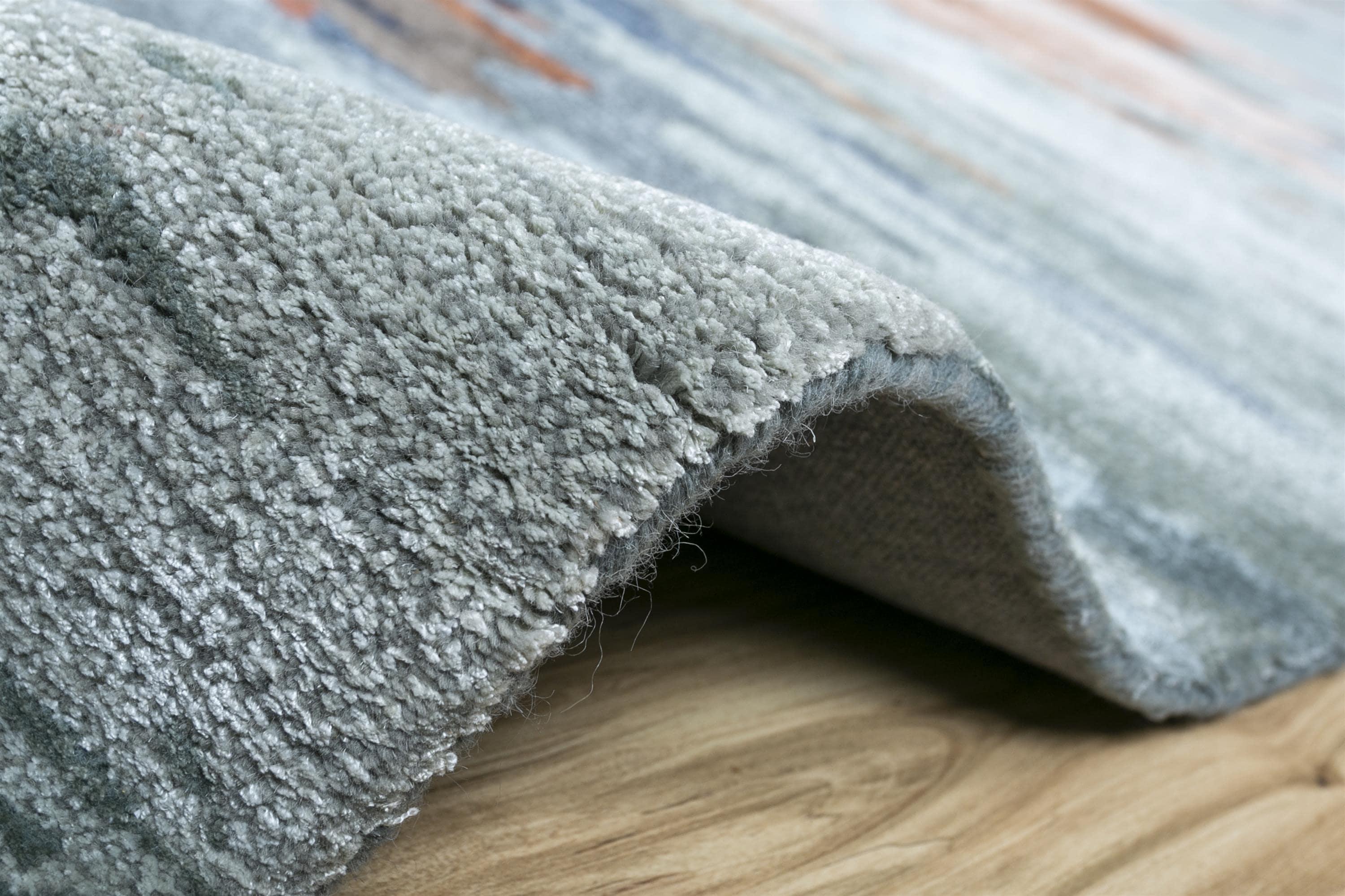 Handgetufteter Teppich aus Wolle und Viskose in Silber, Blau und Rosatönen, abstraktes Design (Handgewebt) im Angebot