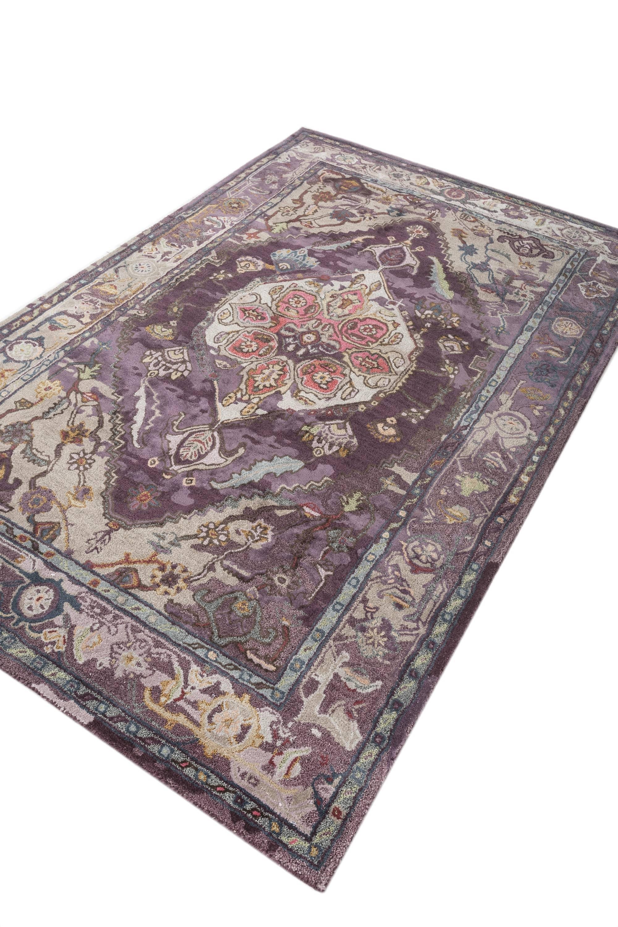 Ce tapis 8' x 10' en laine et viscose tufté à la main de Jaipur Rugs présente une combinaison frappante de violet tulipe et de gris foncé, offrant une esthétique audacieuse mais élégante. Le design contemporain transitionnel introduit de la