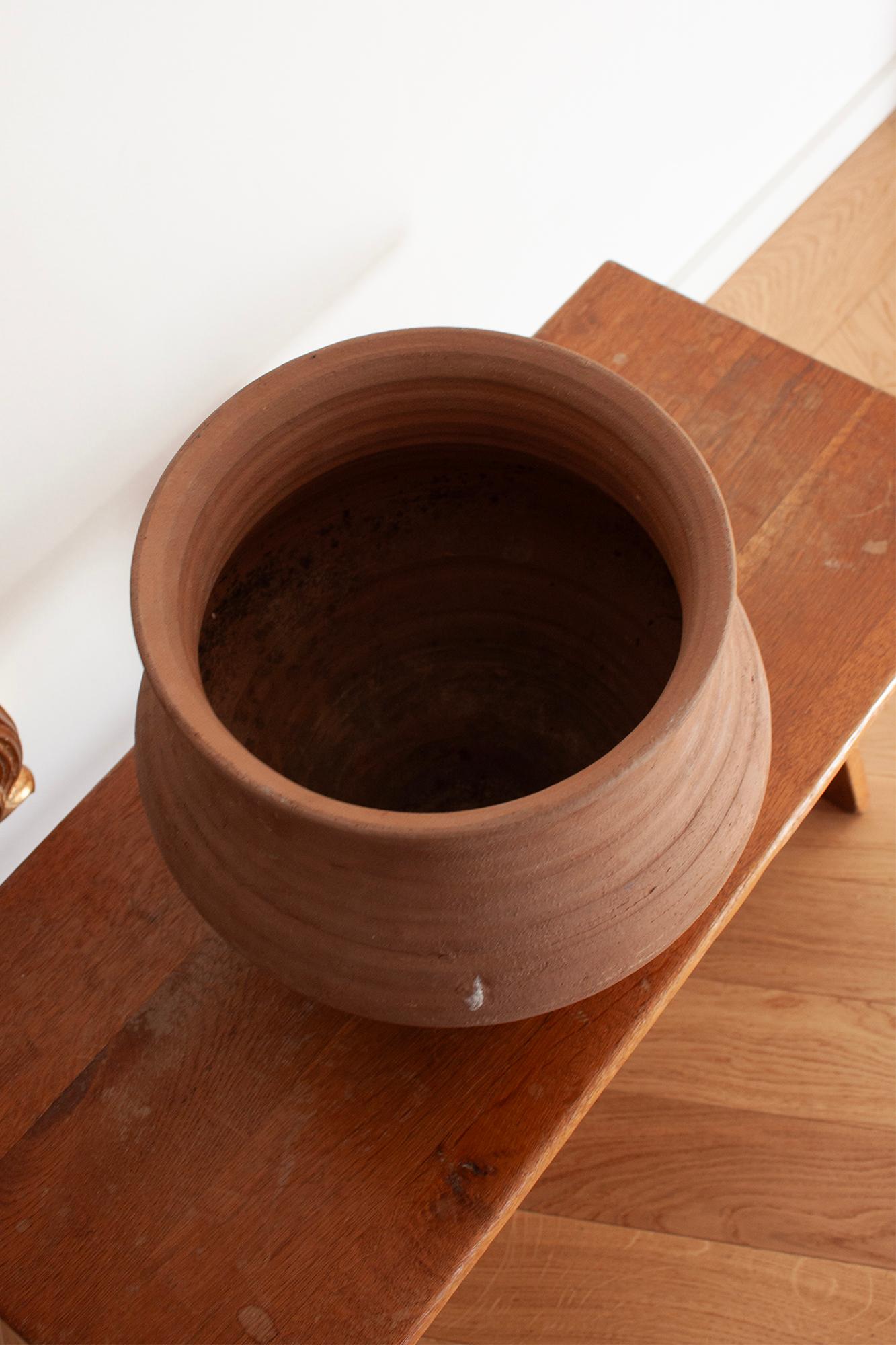 Vaso grande in terracotta, tornito a mano, dai toni della terra in vendita 2