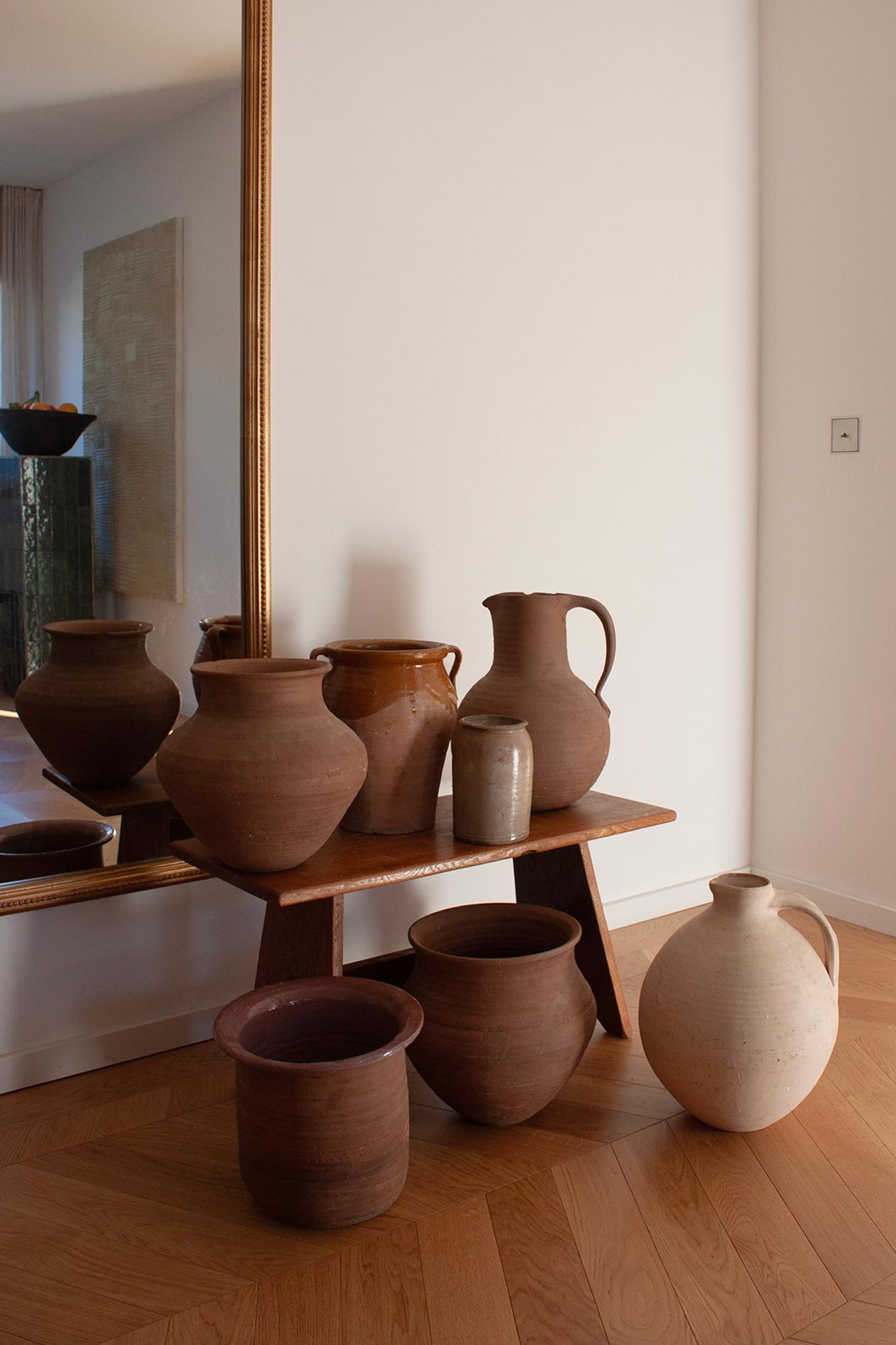 Vaso grande in terracotta, tornito a mano, dai toni della terra in vendita 3