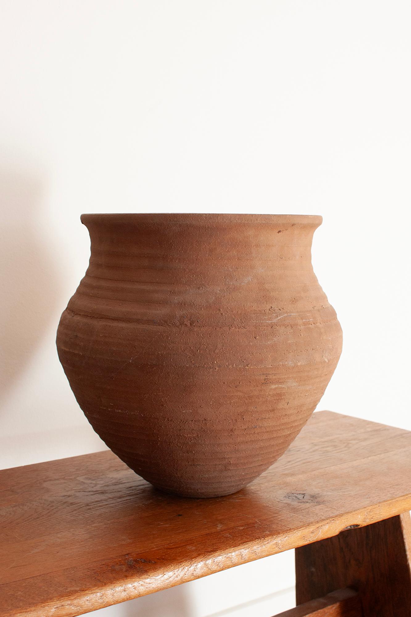 Tedesco Vaso grande in terracotta, tornito a mano, dai toni della terra in vendita