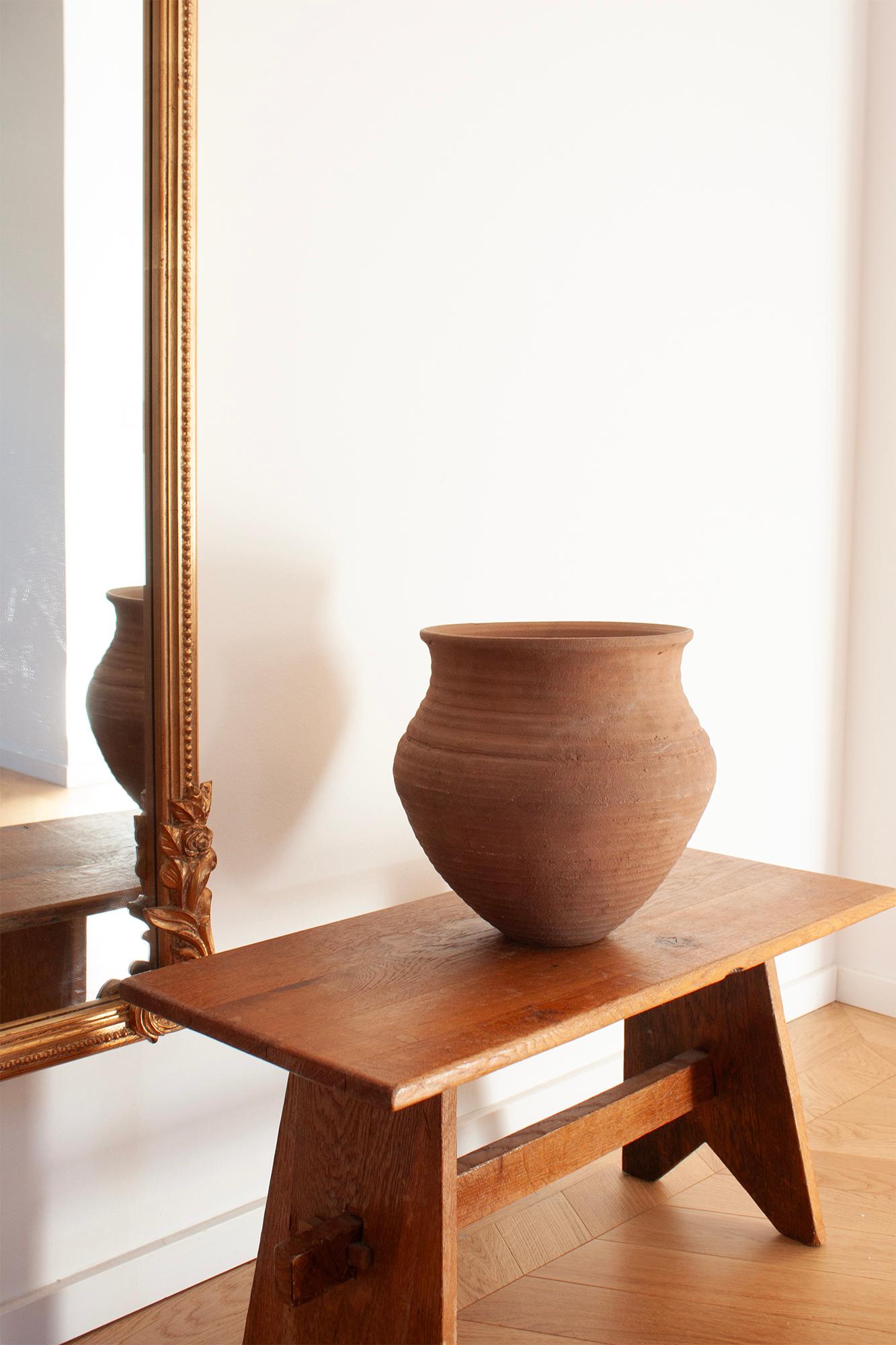 Smaltato Vaso grande in terracotta, tornito a mano, dai toni della terra in vendita