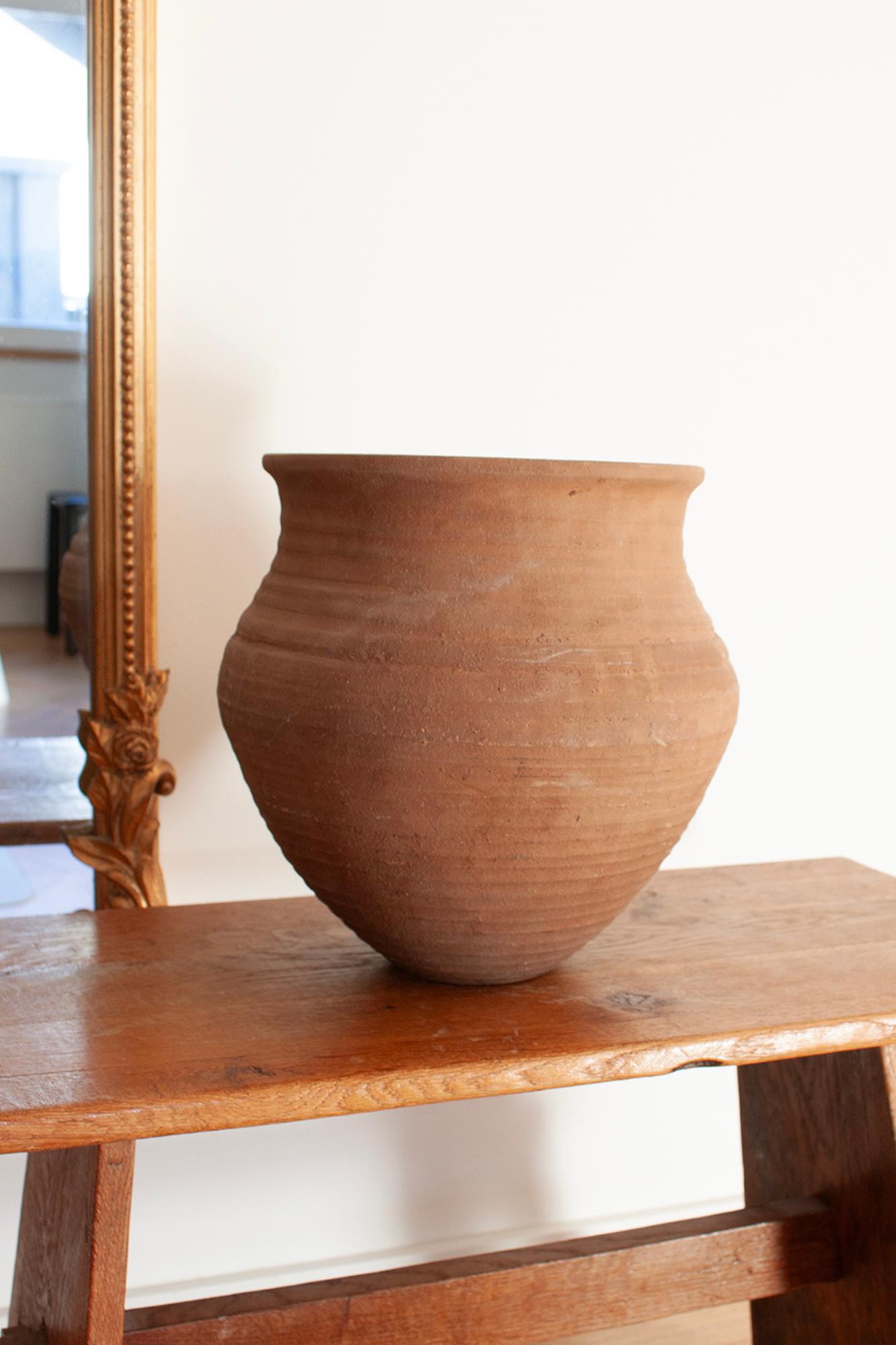 XX secolo Vaso grande in terracotta, tornito a mano, dai toni della terra in vendita