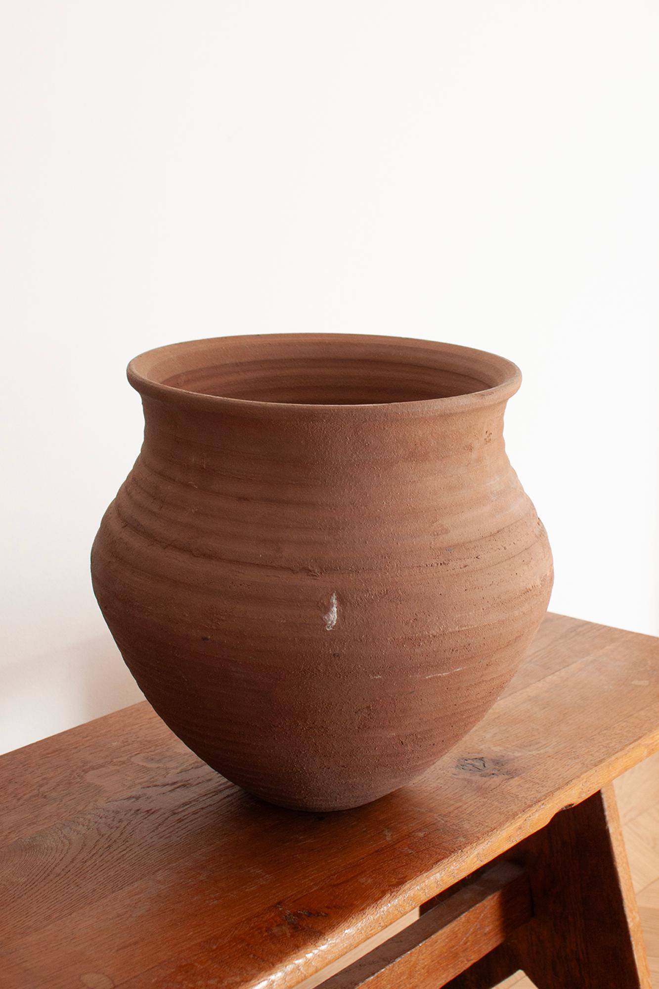 Vaso grande in terracotta, tornito a mano, dai toni della terra in vendita 1