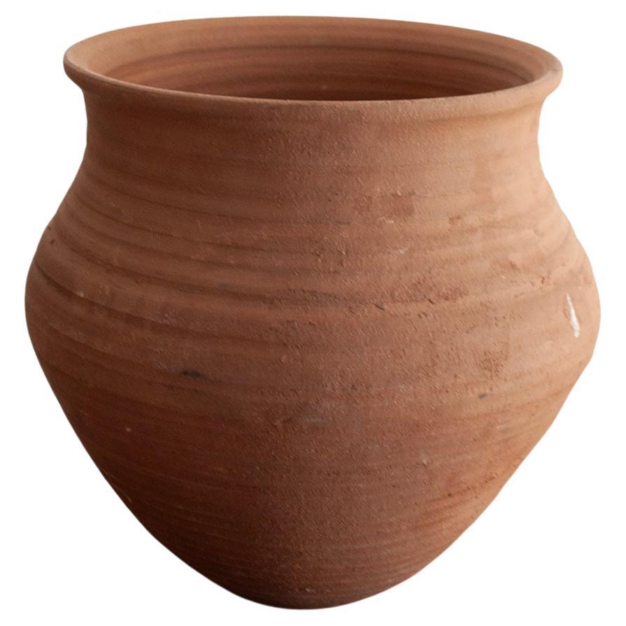 Vaso grande in terracotta, tornito a mano, dai toni della terra
