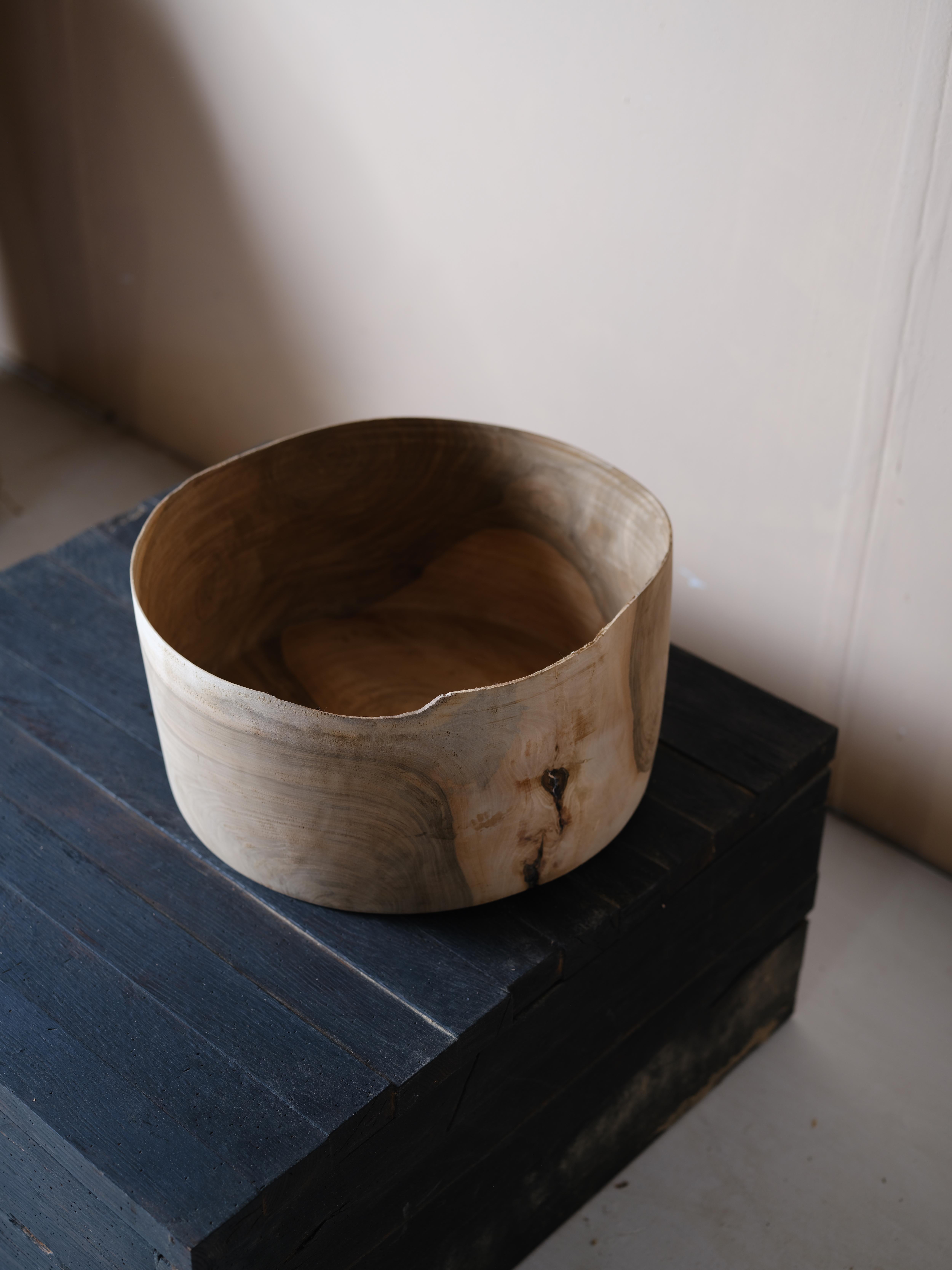 Hand Turned English Walnut Bowl In Stock In New Condition For Sale In Towcester, England