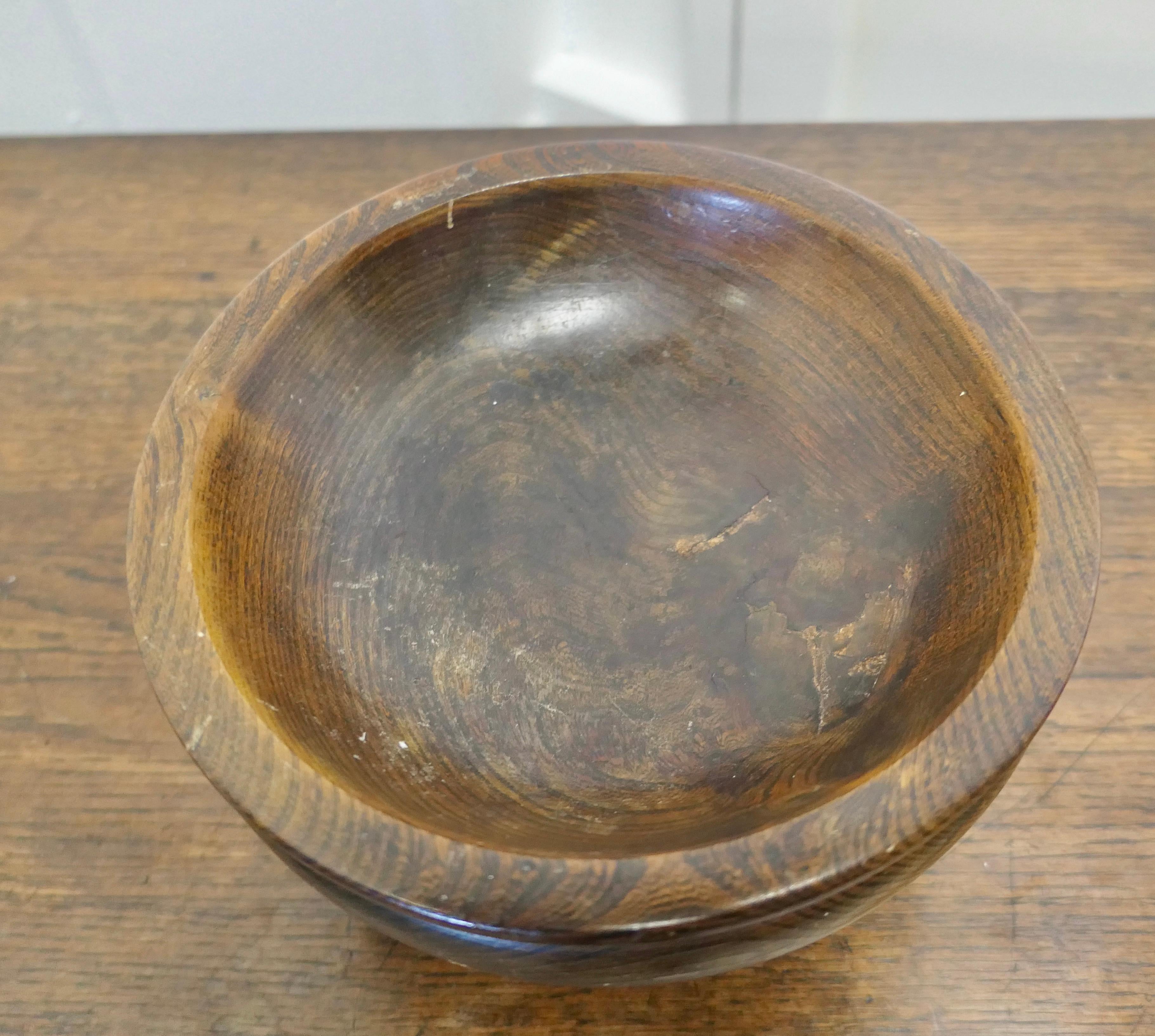 Hand Turned French Elm Wood Fruit Bowl In Good Condition For Sale In Chillerton, Isle of Wight
