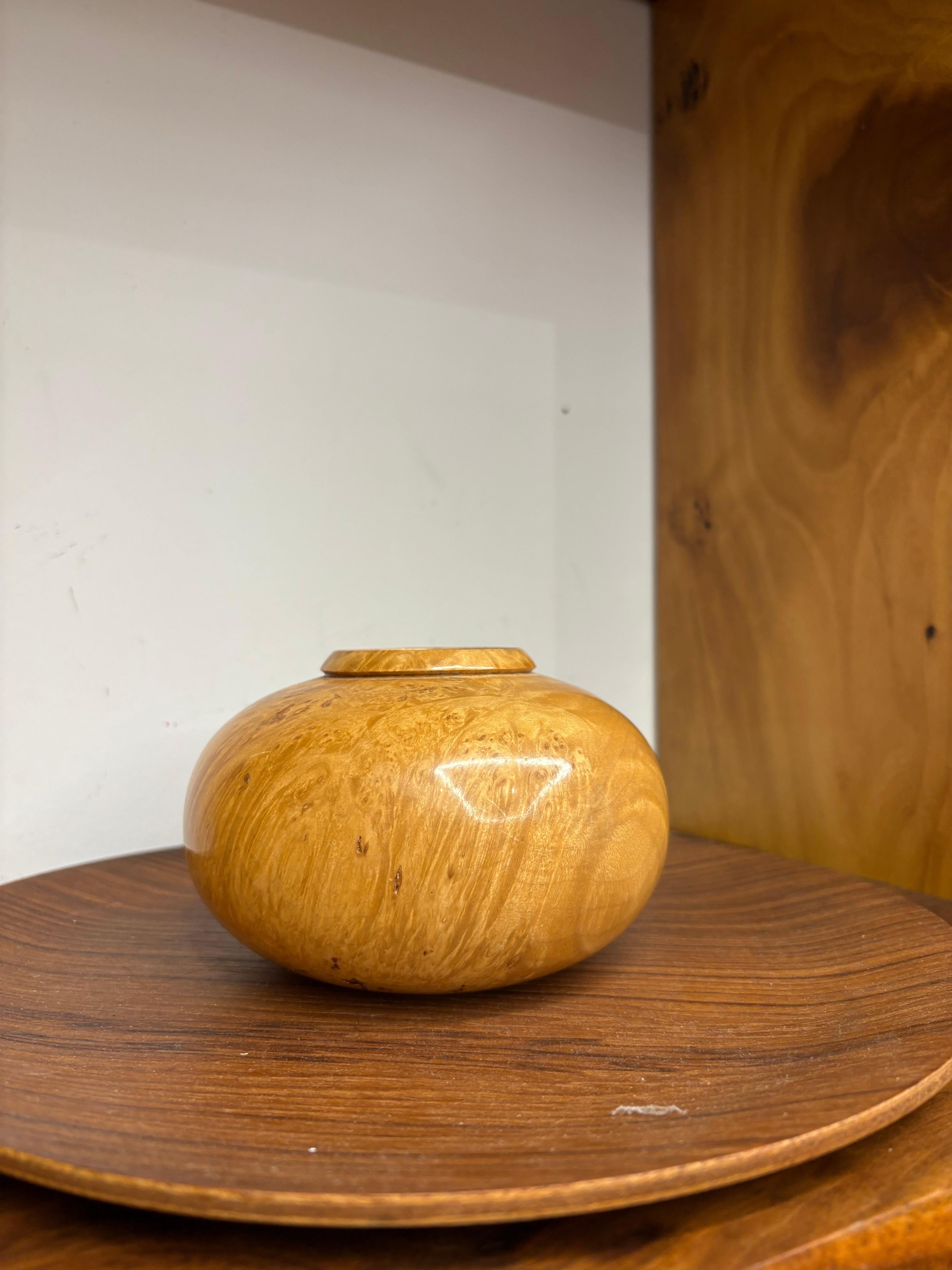 Vaso in legno di acero tornito a mano di D. A. - Studio Sculptural Studio A. in vendita 3