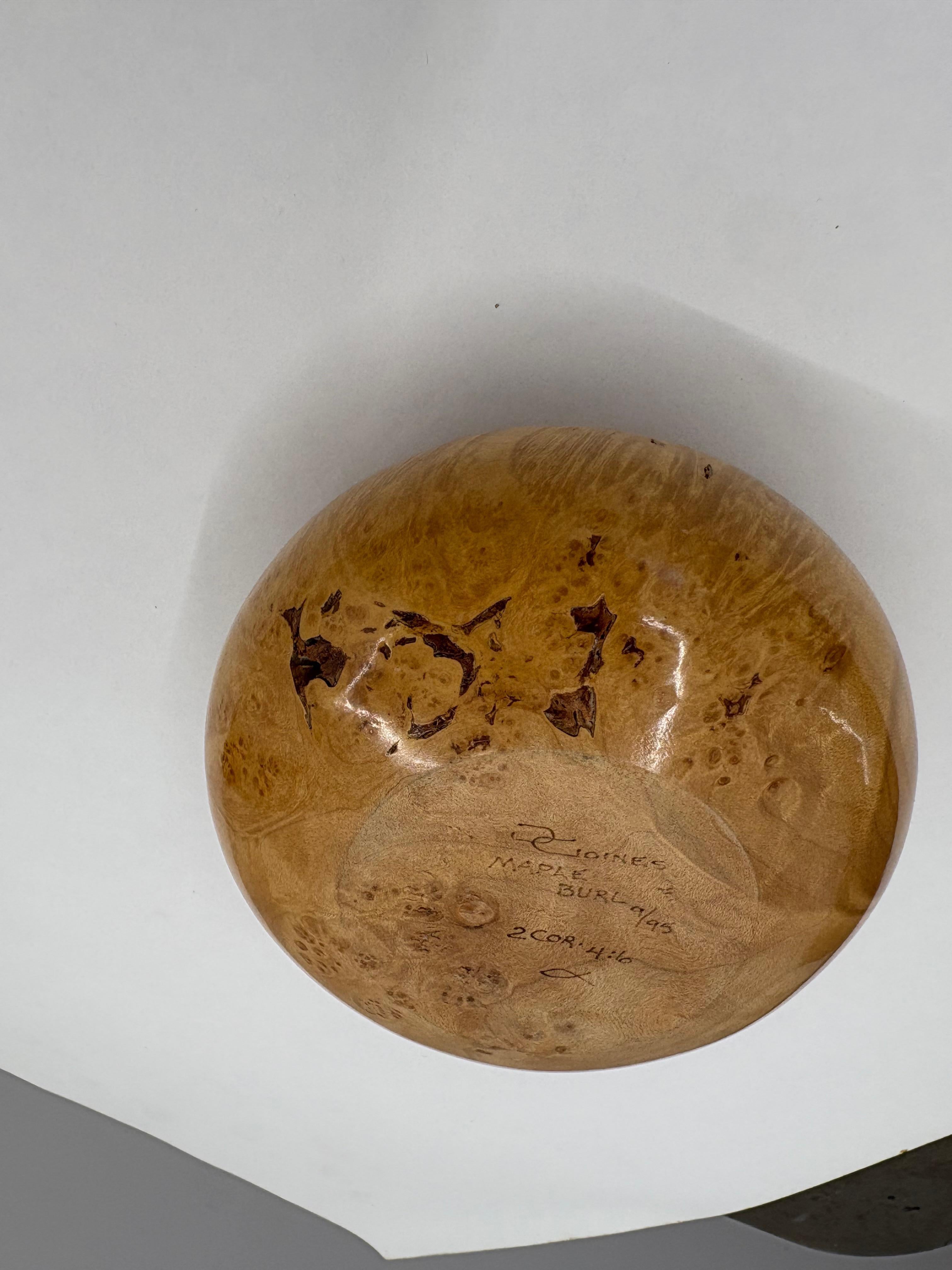 Un bellissimo vaso piccolo tornito a mano in radica di acero riccamente figurata, creato dall'artista D. A. Goines. Questo vaso da studio Craft in scala ridotta mette in evidenza le venature vorticose, gli occhi e i vuoti naturali che caratterizzano