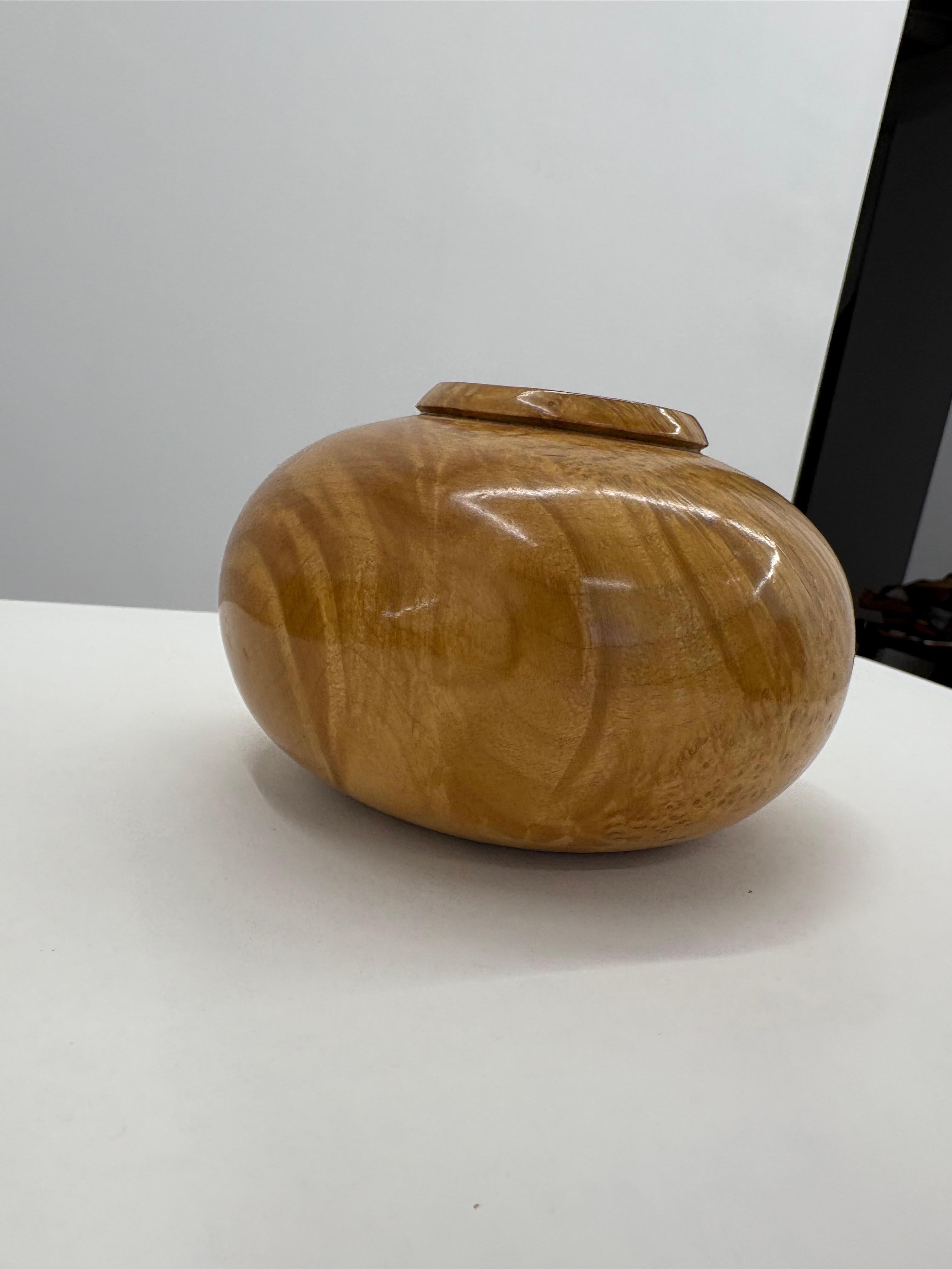 Americano Vaso in legno di acero tornito a mano di D. A. - Studio Sculptural Studio A. in vendita