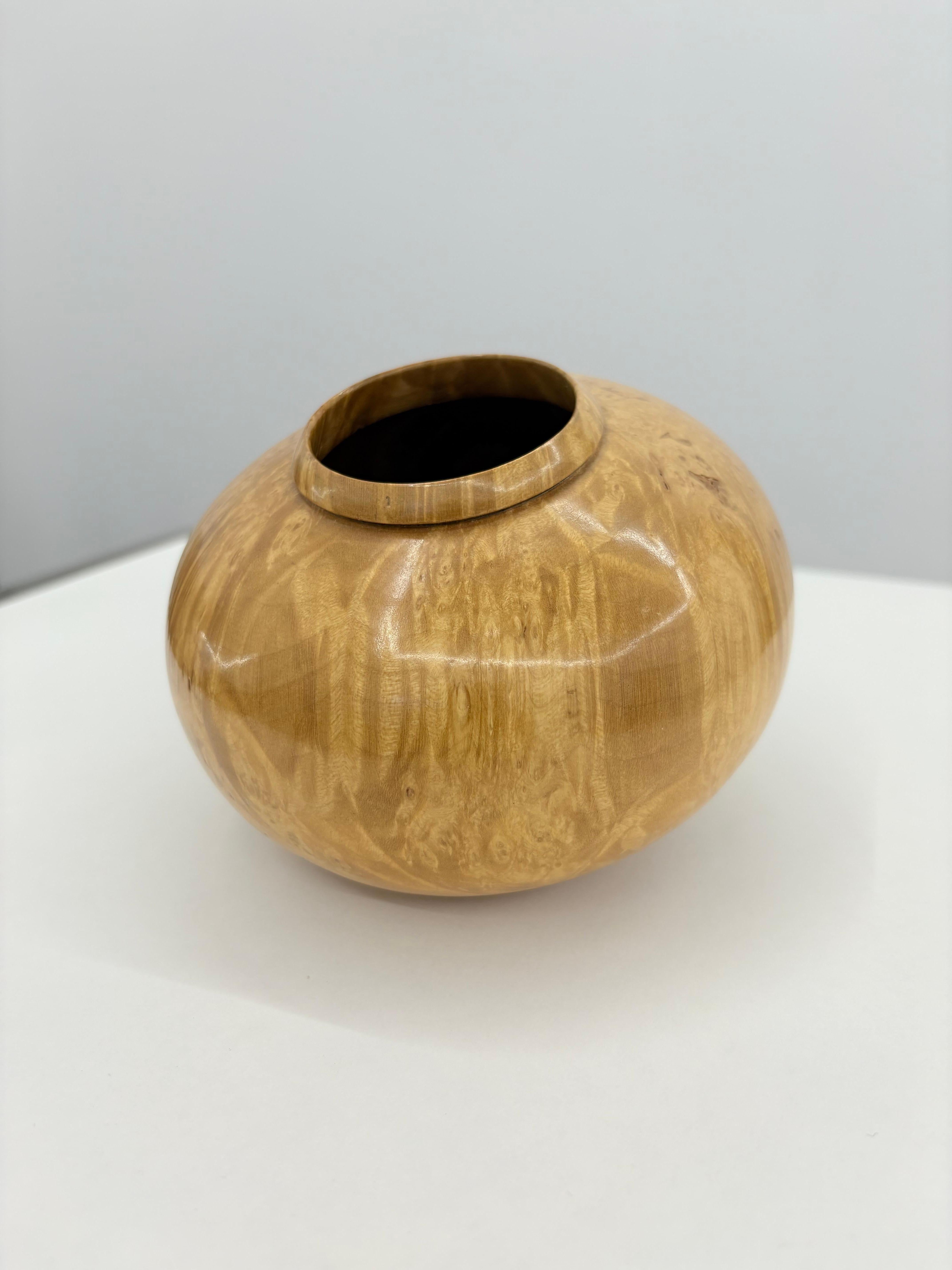 Intagliato a mano Vaso in legno di acero tornito a mano di D. A. - Studio Sculptural Studio A. in vendita