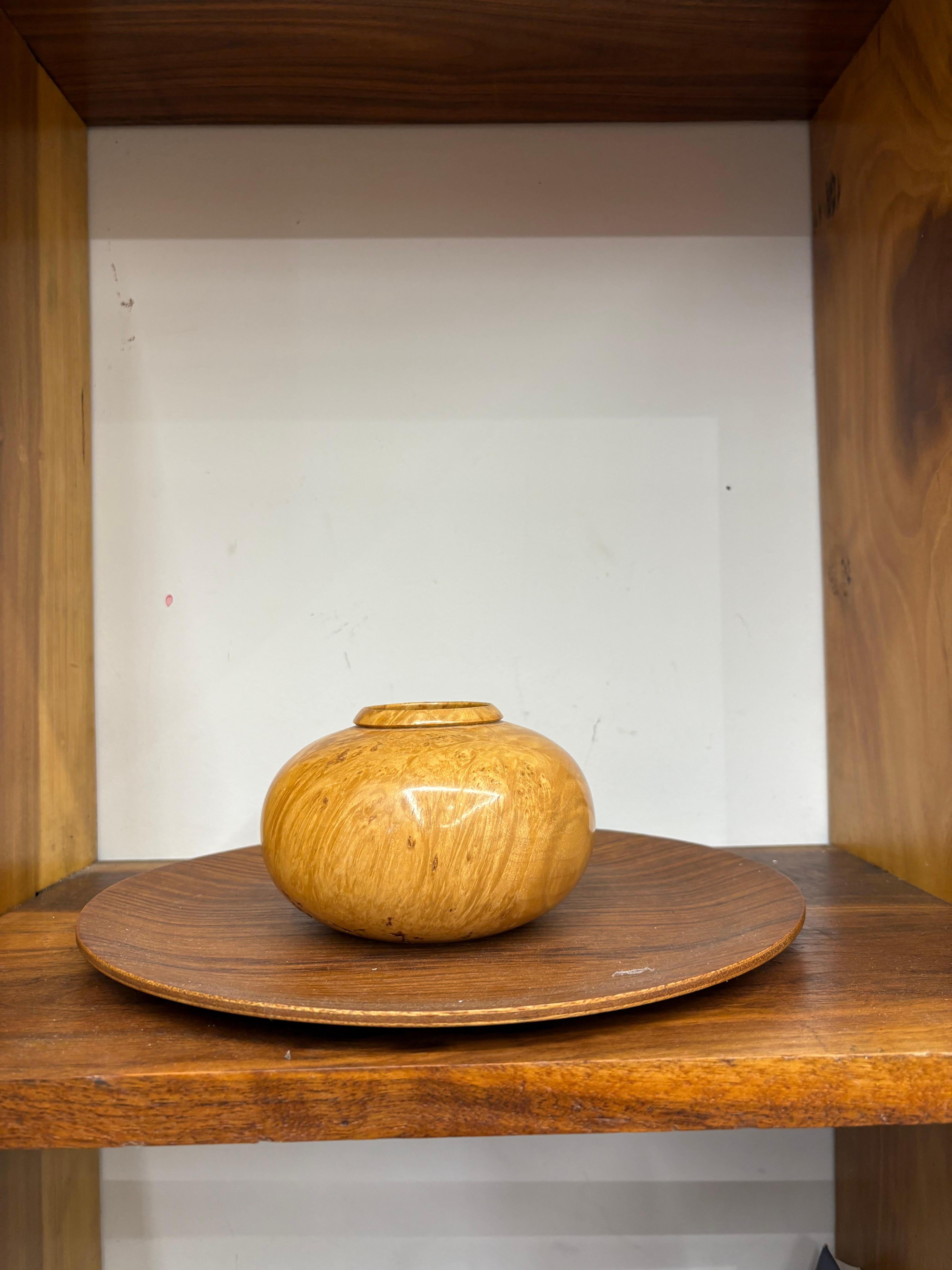 Fine XX secolo Vaso in legno di acero tornito a mano di D. A. - Studio Sculptural Studio A. in vendita