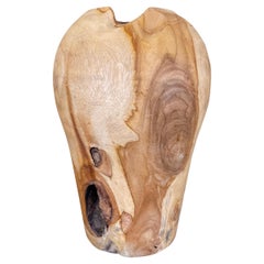 Handgedrechselte Holzvase mit organischer Maserung und Astdetails aus Naturholz