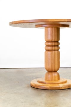 Handgedrehter Sockeltisch aus massiver Eiche oder Nussbaum