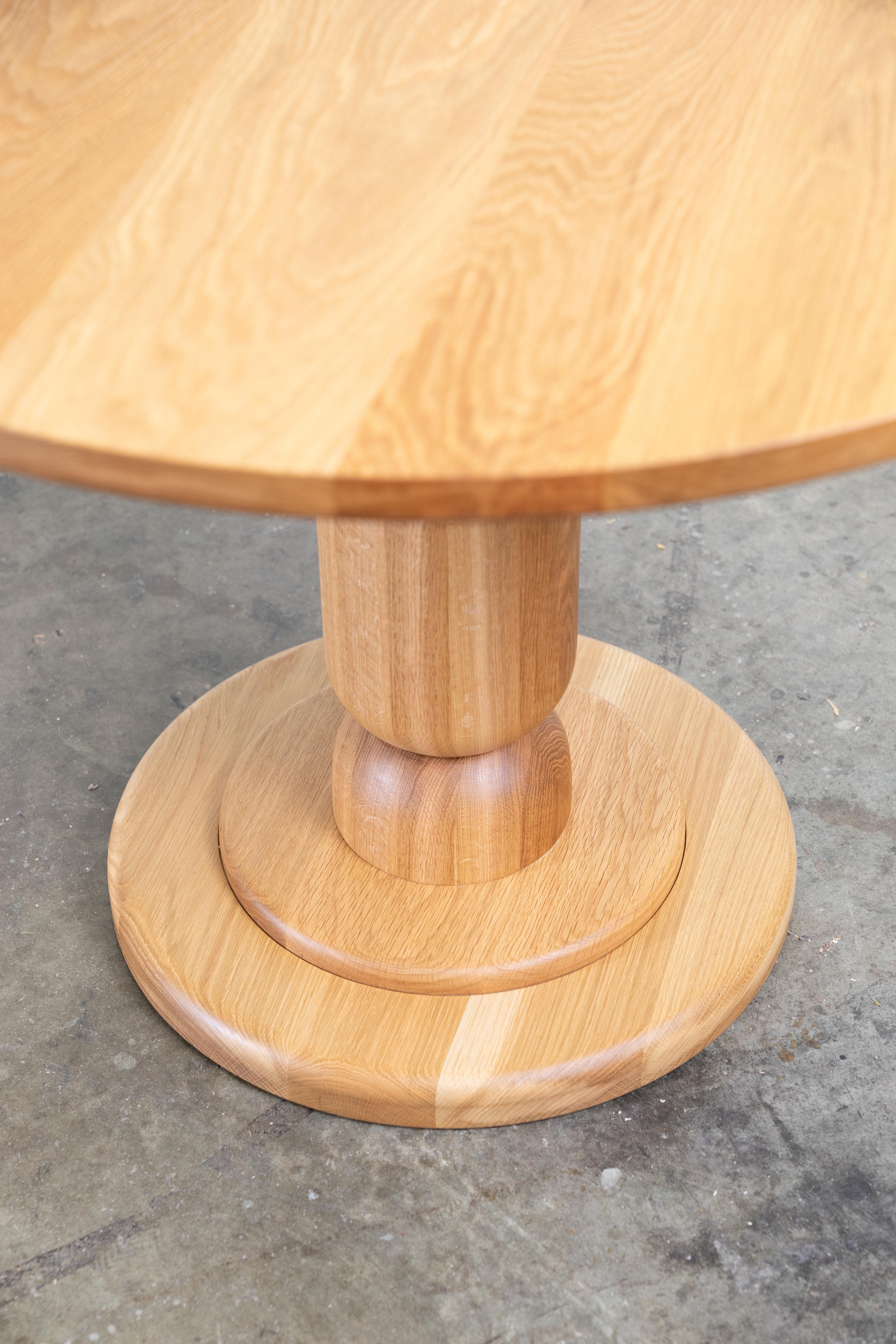 Handgedrehter Sockeltisch aus massiver Eiche oder Nussbaum (Skandinavische Moderne) im Angebot