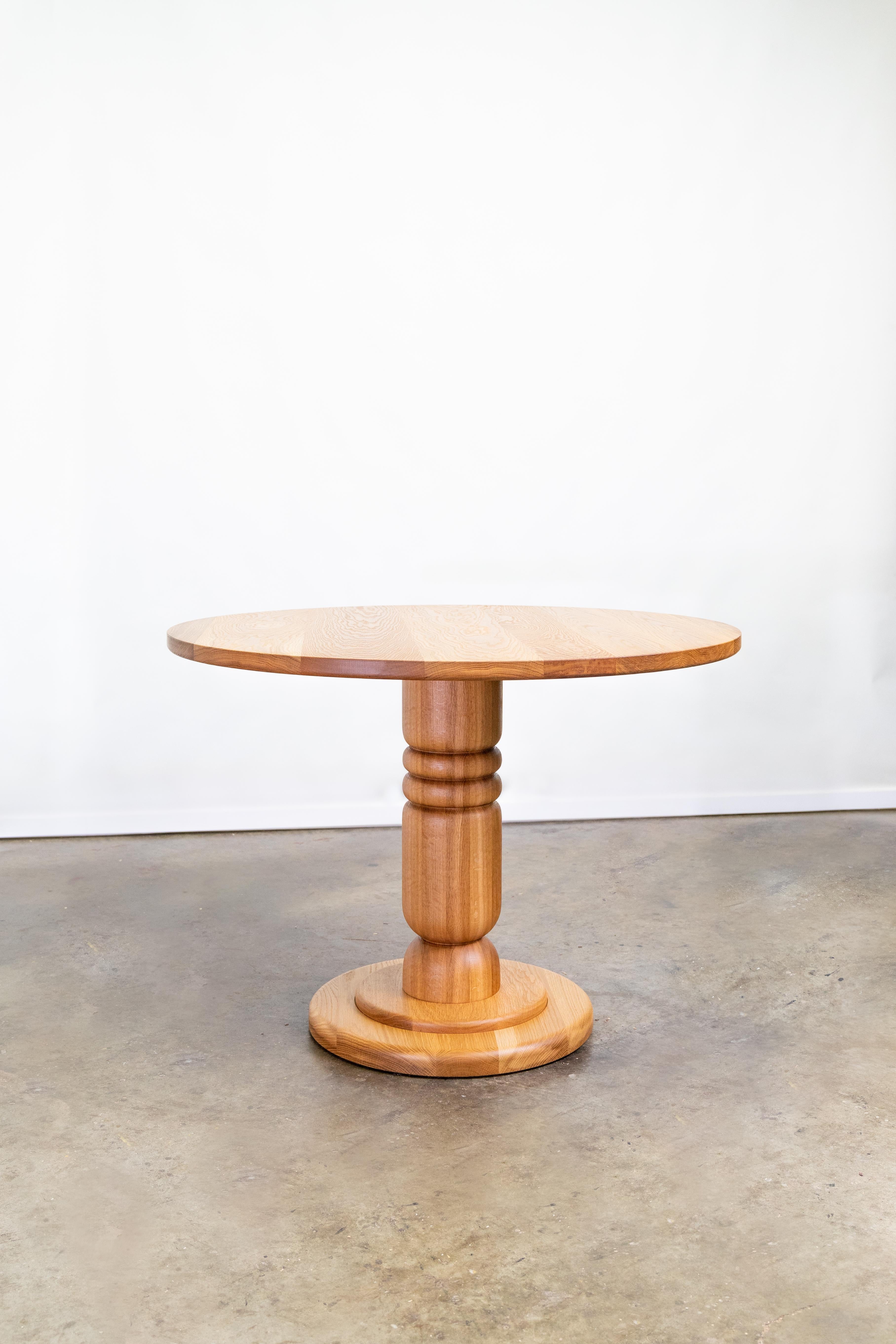 Handgedrehter Sockeltisch aus massiver Eiche oder Nussbaum (amerikanisch) im Angebot