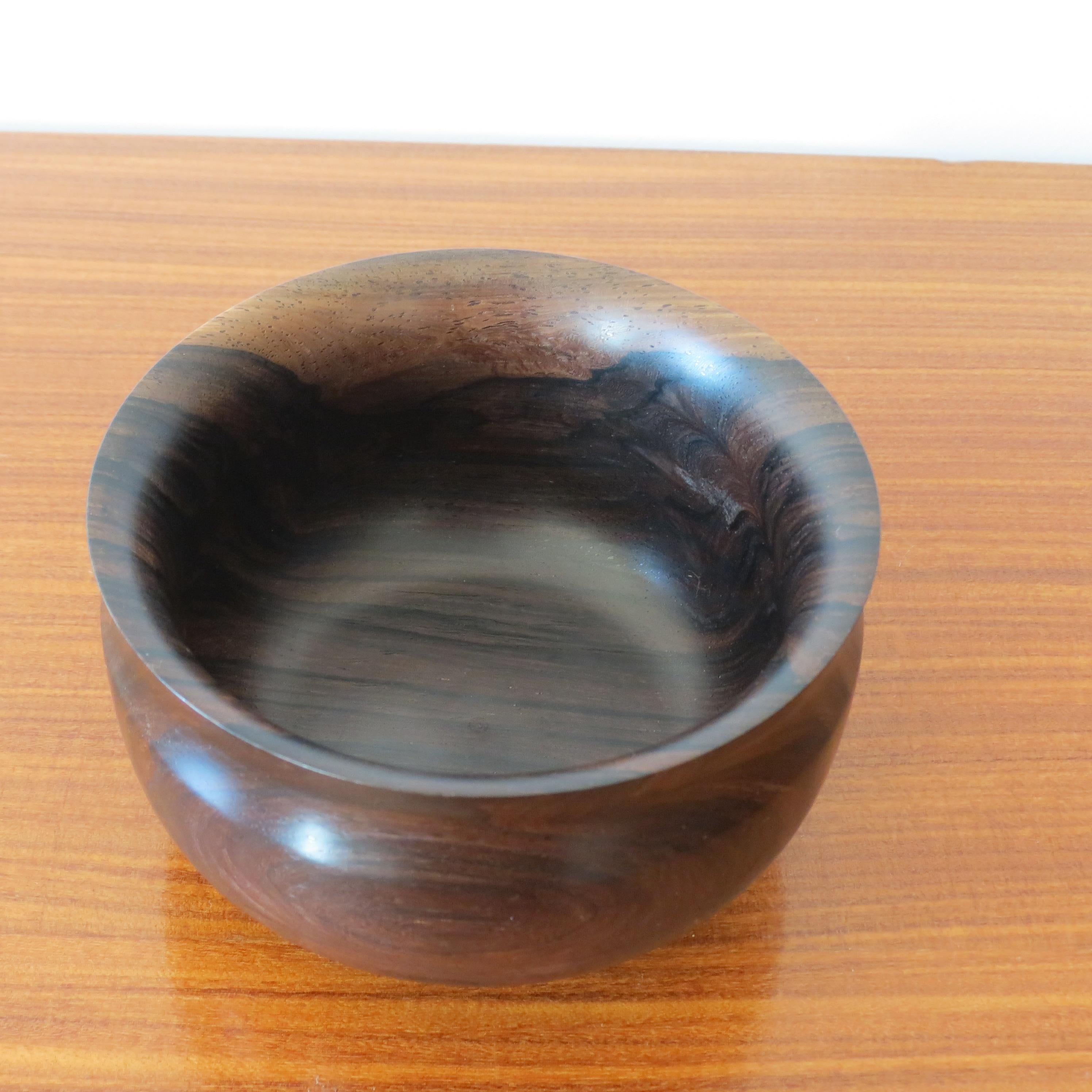 Wonderful hand turned pot made from solid Violet Rosewood. Hand produced by David Ruse in the 1990s. 
Labelled David Ruse Lignea violet rosewood to the underside.




 ST1397