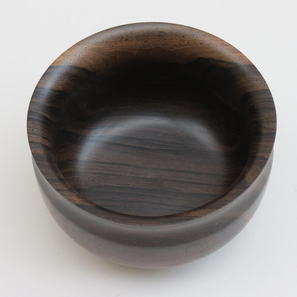 Wonderful hand turned pot made from solid rosewood. Hand produced by David Ruse in the 1990s. 
Labelled David Ruse Lignea violet rosewood to the underside.




 