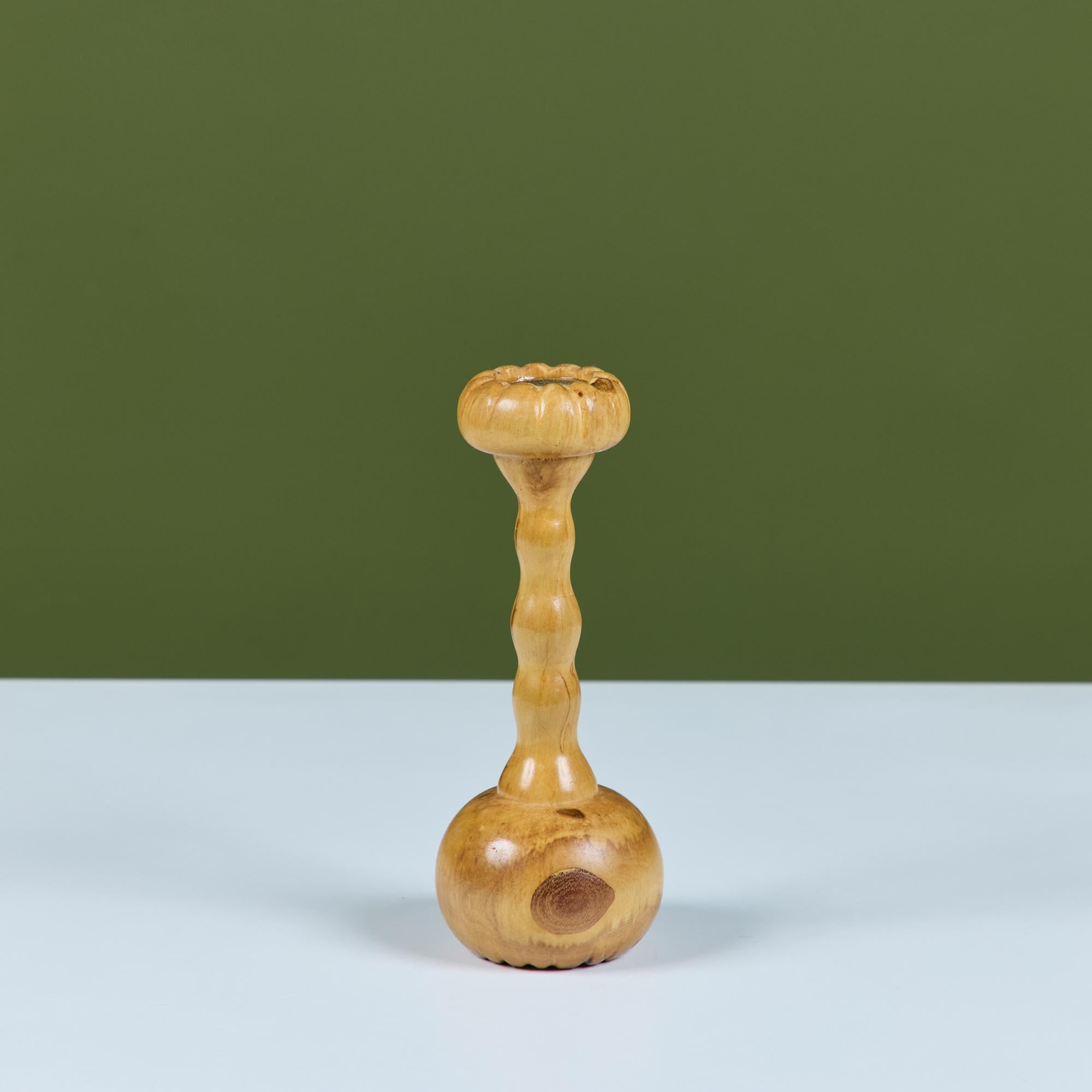 Candeliere realizzato a mano in betulla scagliata dall'artista locale di Los Angeles Evan Segota. Il portacandela ha una base a bulbo con uno stelo stretto e una coppa in ottone.

Evan Segota è un designer di mobili/prodotti/oggetti e un artista con