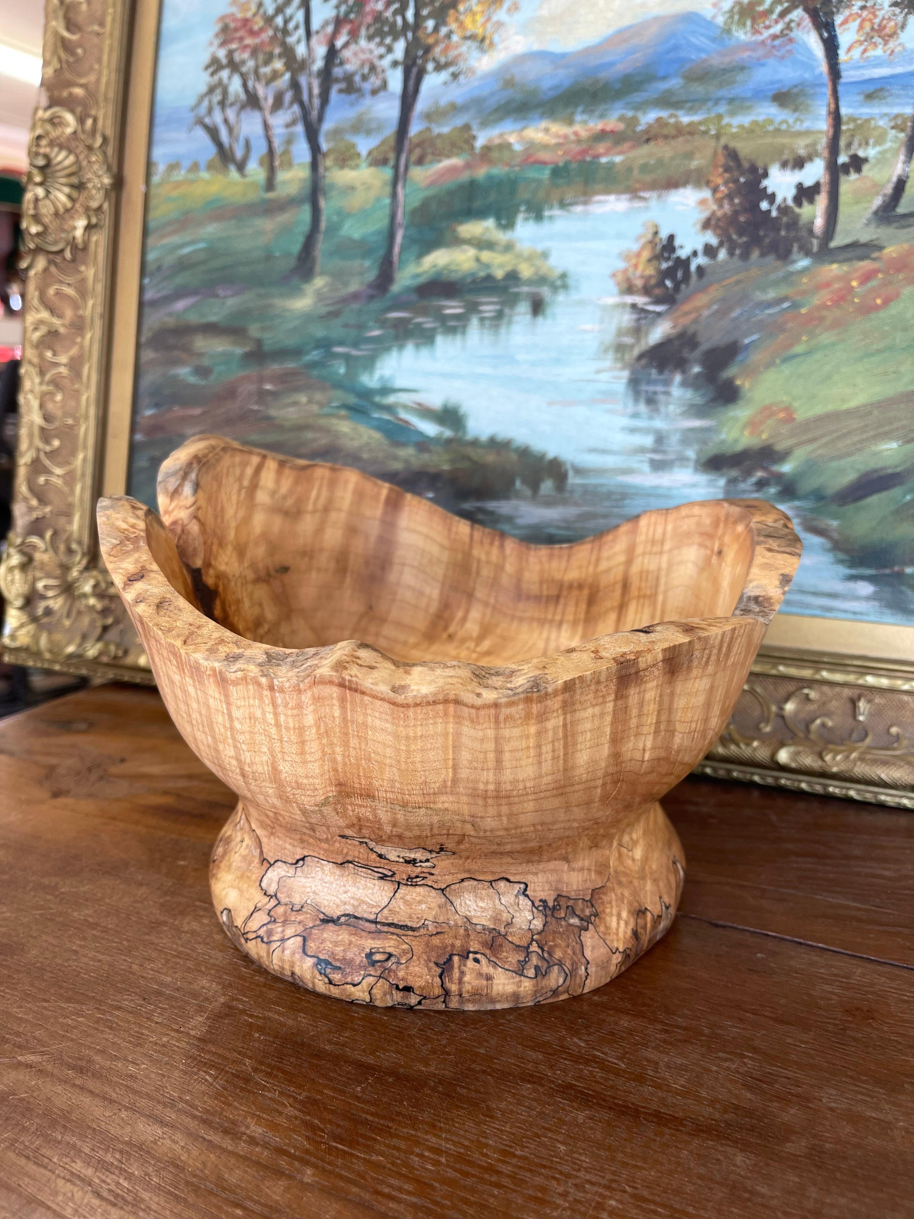  Ce bol sur piédestal tourné à la main est fabriqué en érable à sucre spalté, un bois très recherché pour ses veines spectaculaires et ses motifs organiques. Le bord fluide et ondulant du bol et la base sculpturale du piédestal soulignent à la fois