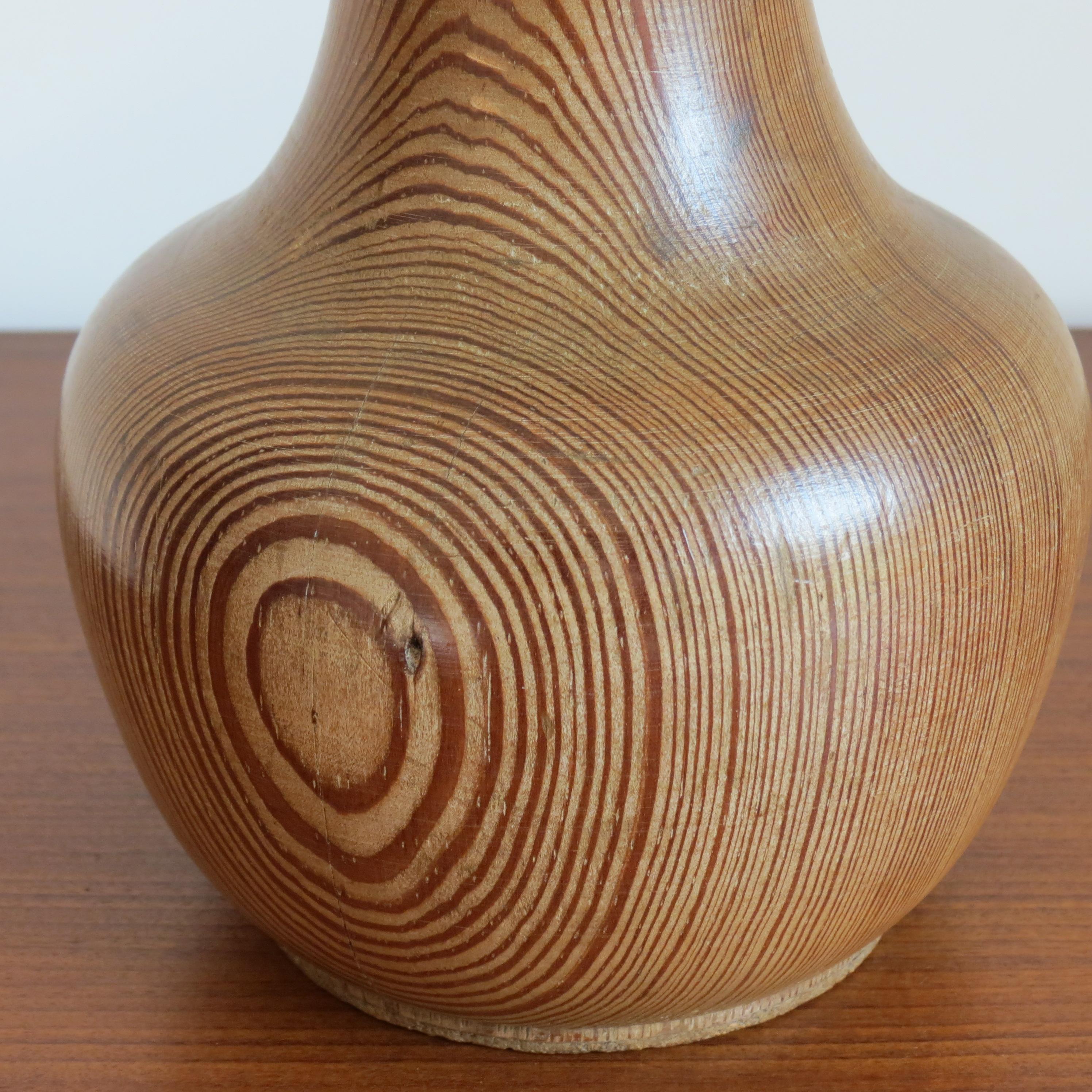 Handgedrehte antike Kiefer Vase Skulptur (Englisch) im Angebot