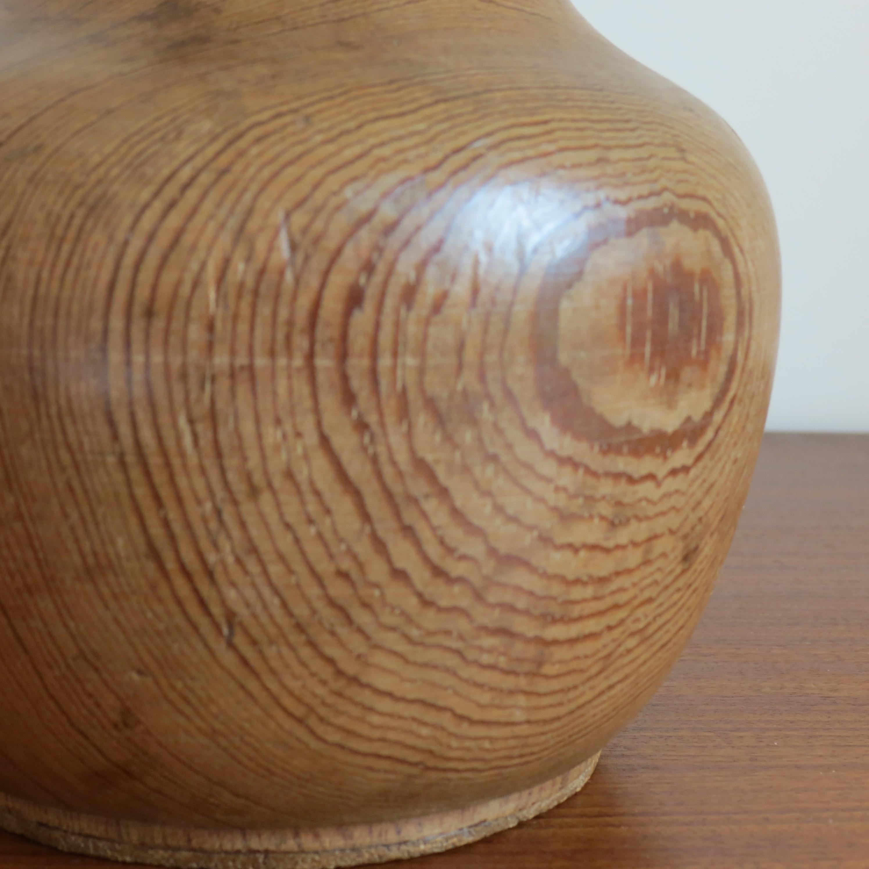 Handgedrehte antike Kiefer Vase Skulptur (Handgefertigt) im Angebot