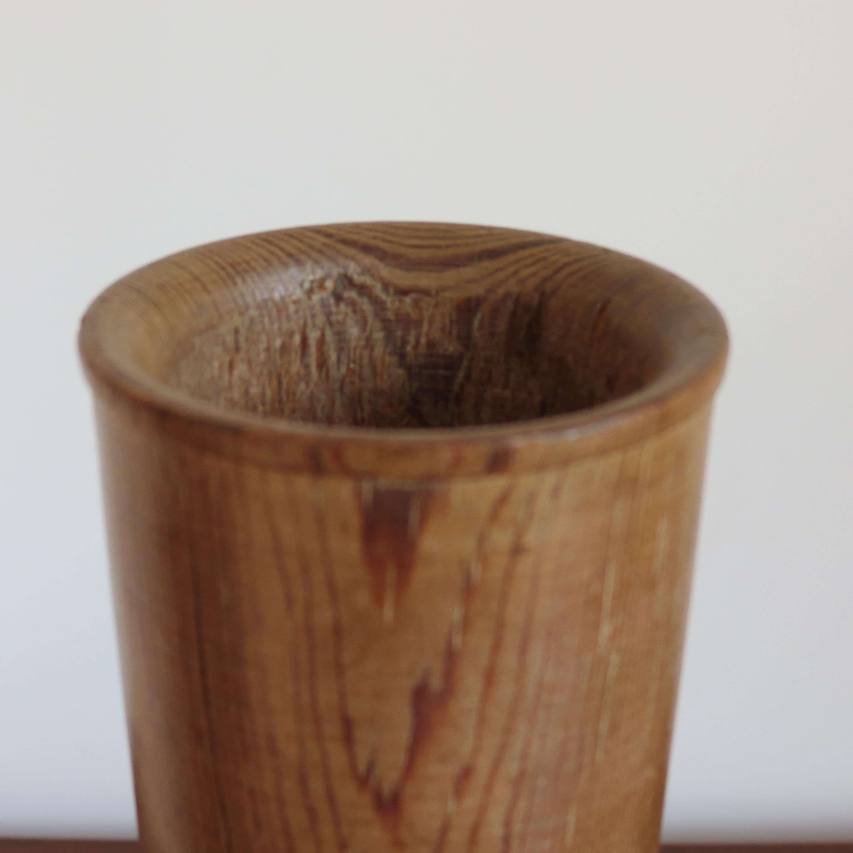 Handgedrehte antike Kiefer Vase Skulptur im Zustand „Gut“ im Angebot in Stow on the Wold, GB