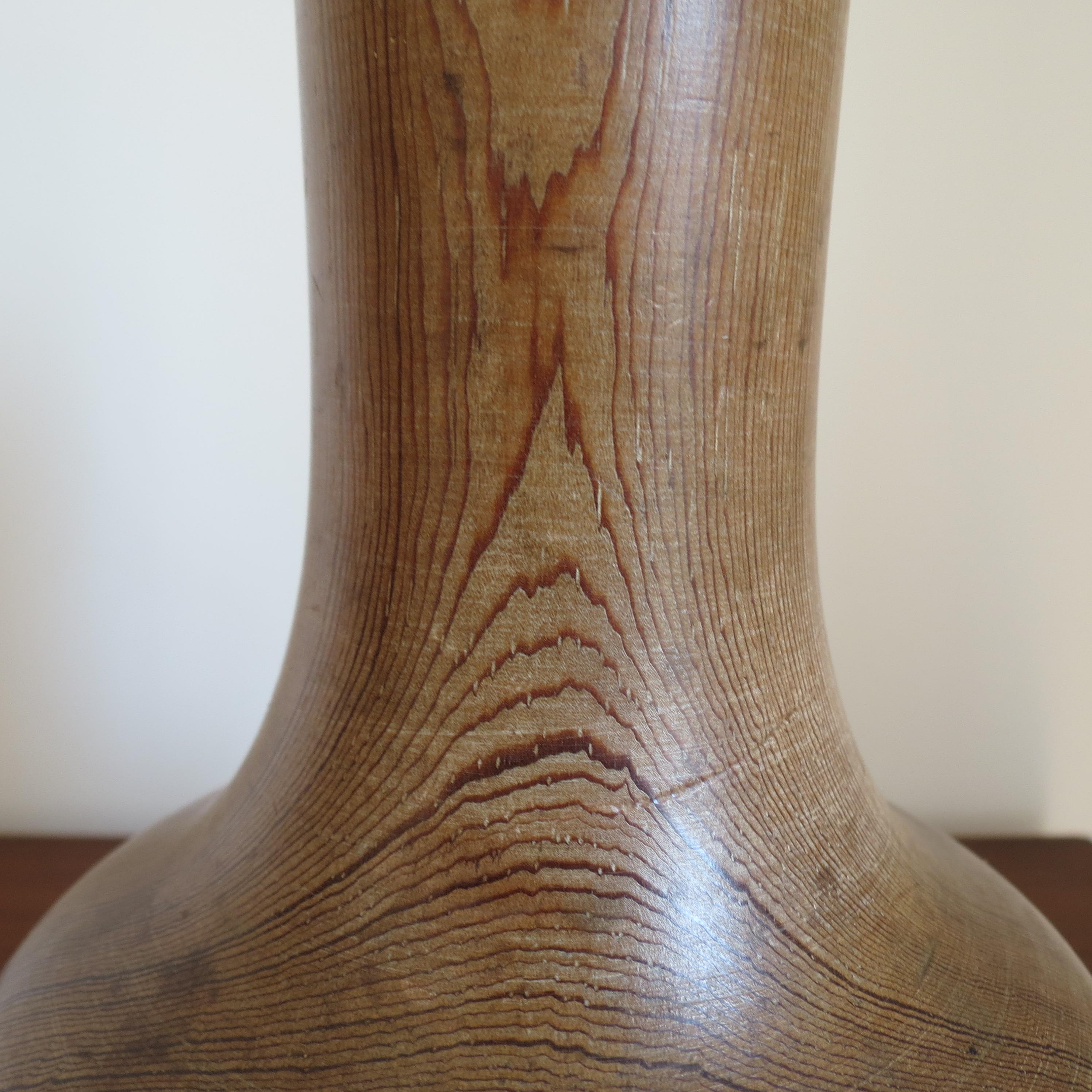 Handgedrehte antike Kiefer Vase Skulptur (Kiefernholz) im Angebot