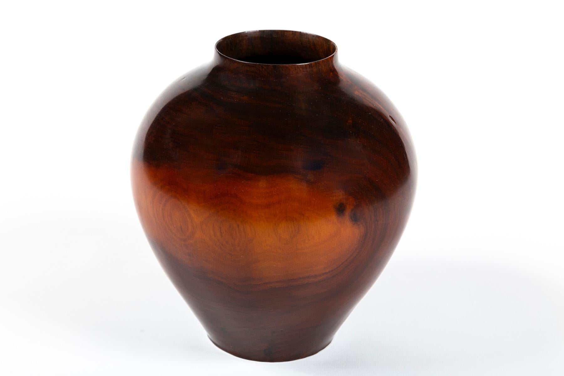 Vaso in noce tornito a mano, XX secolo, americano. Bellissimo vaso lavorato a mano che mette in risalto le venature naturali del noce. Gradazione di colore incantevole con finitura liscia e lucida.  Firmato 'Foster' sul fondo.