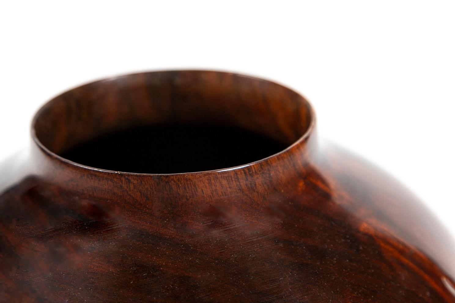 Classico americano Vaso in noce tornito a mano, XX secolo, americano in vendita