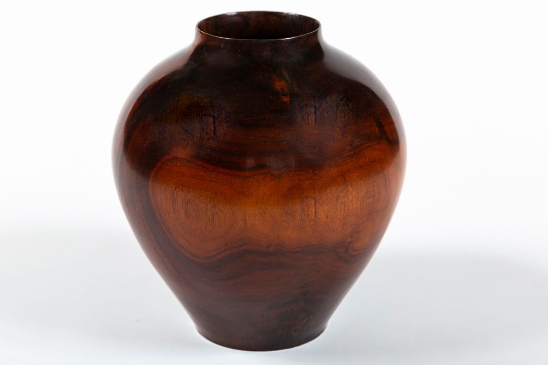Fatto a mano Vaso in noce tornito a mano, XX secolo, americano in vendita