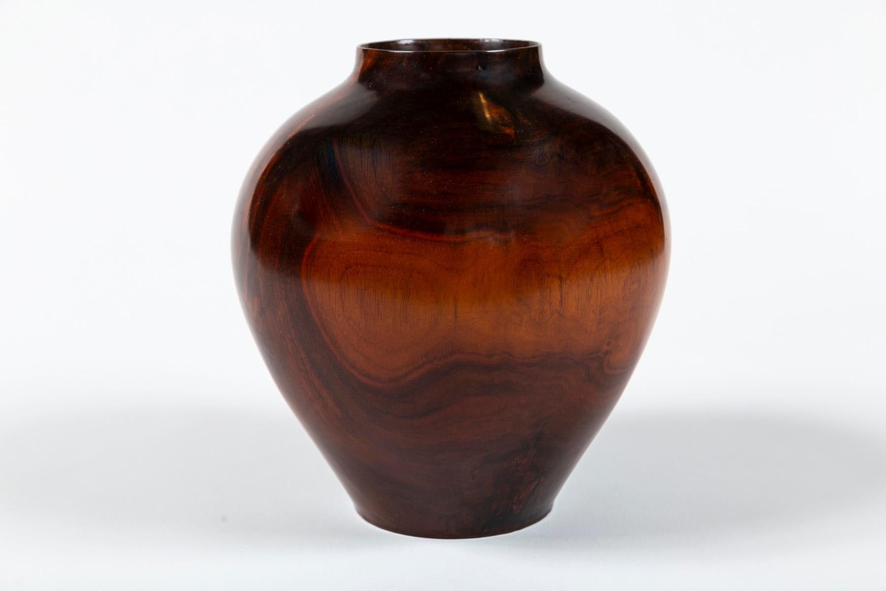 Vaso in noce tornito a mano, XX secolo, americano In condizioni buone in vendita a Chappaqua, NY